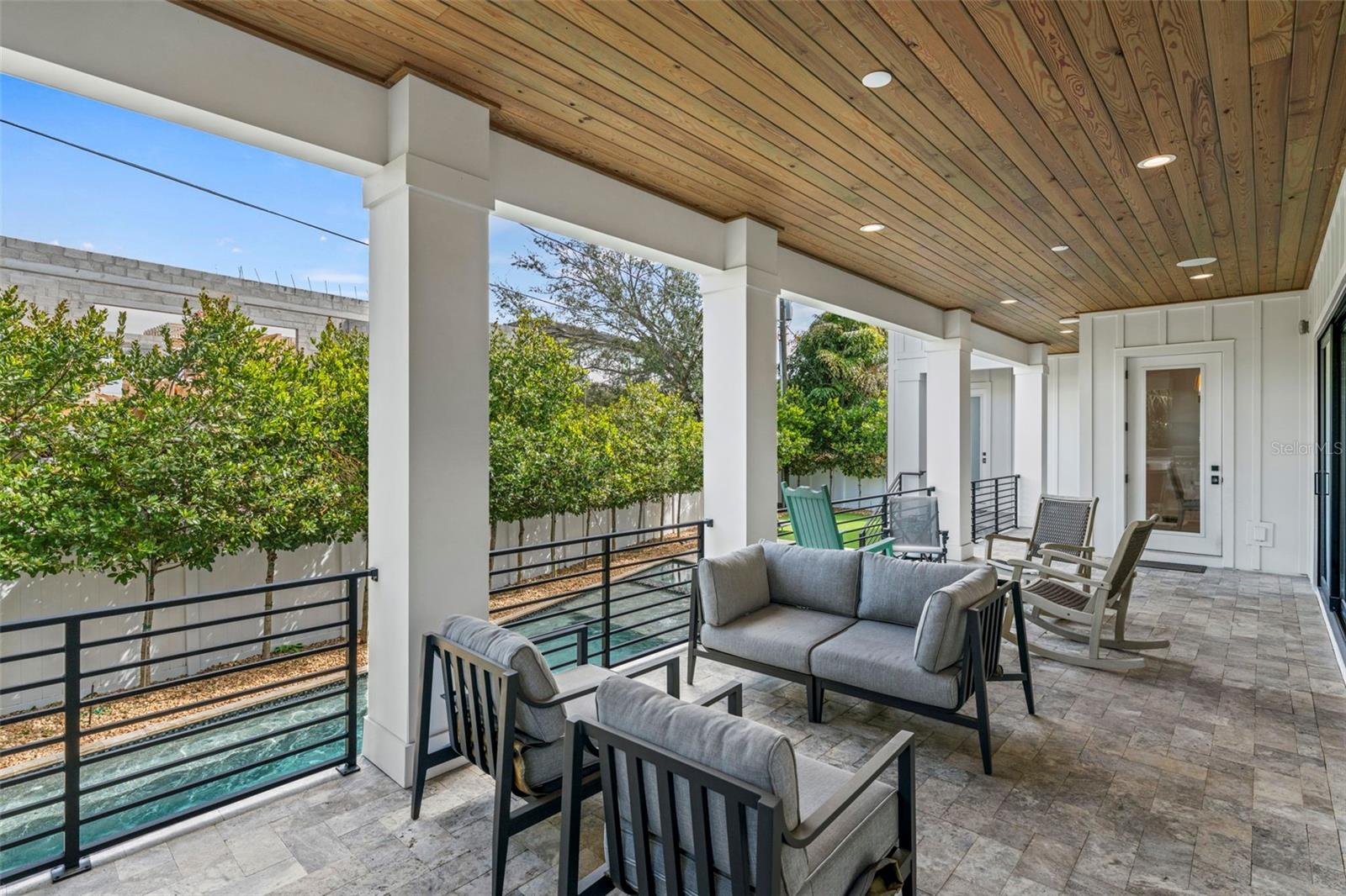 Listing photo id 28 for 615 Luzon Avenue