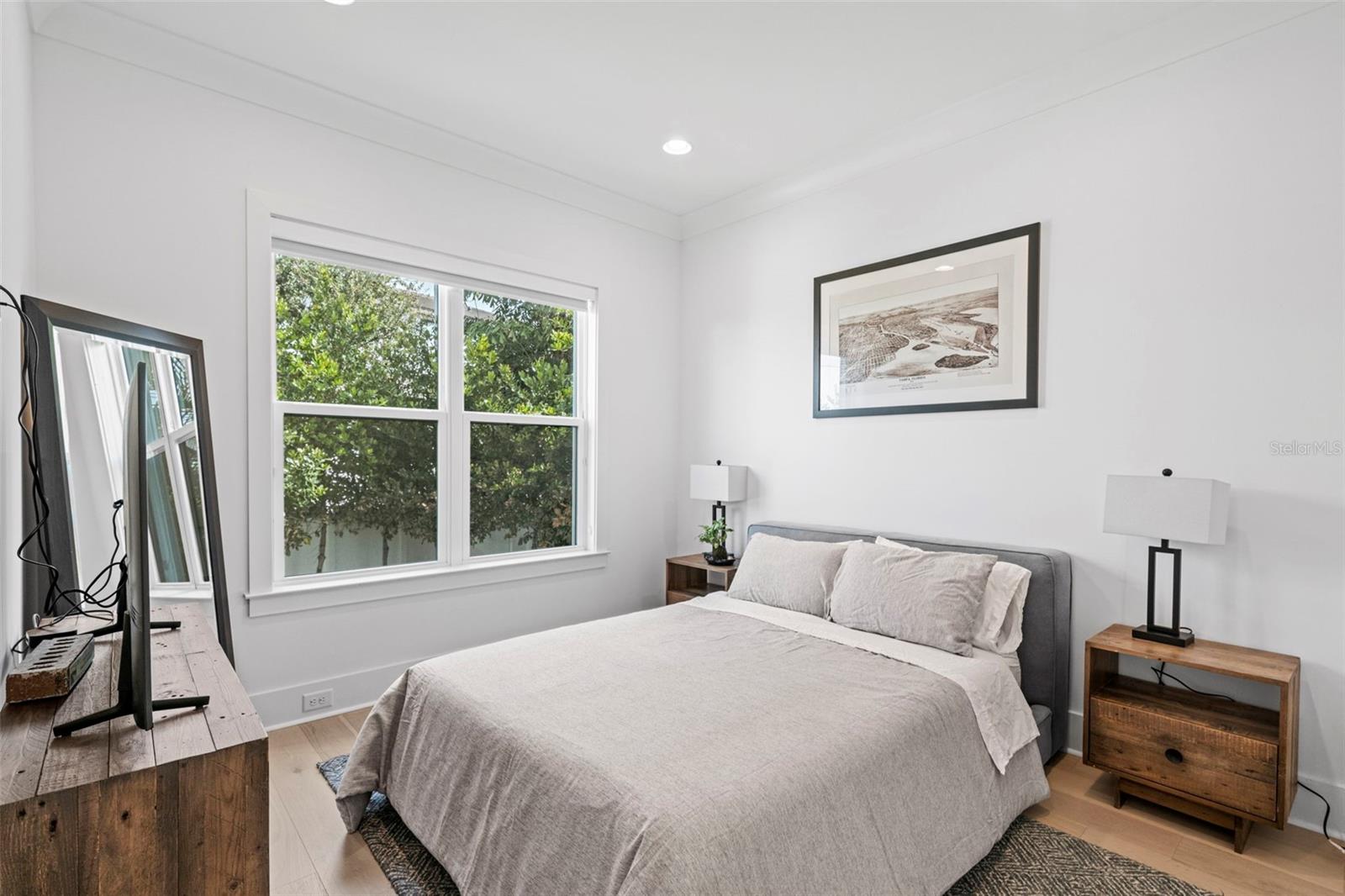 Listing photo id 35 for 615 Luzon Avenue