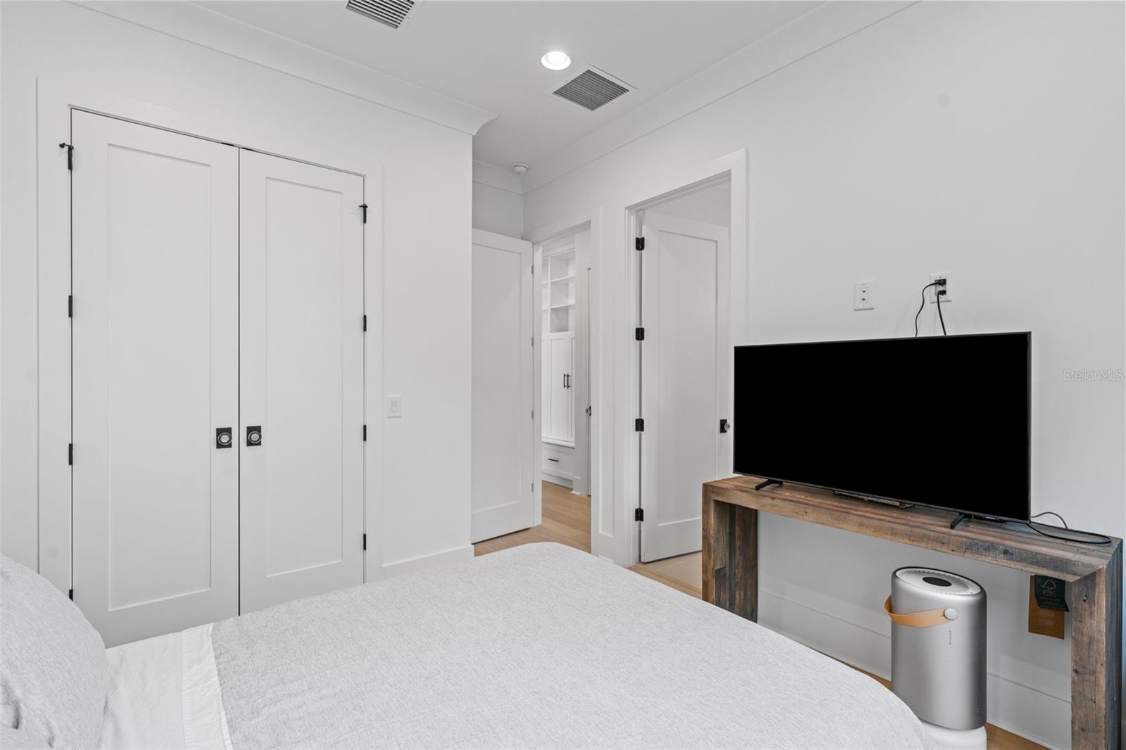 Listing photo id 37 for 615 Luzon Avenue