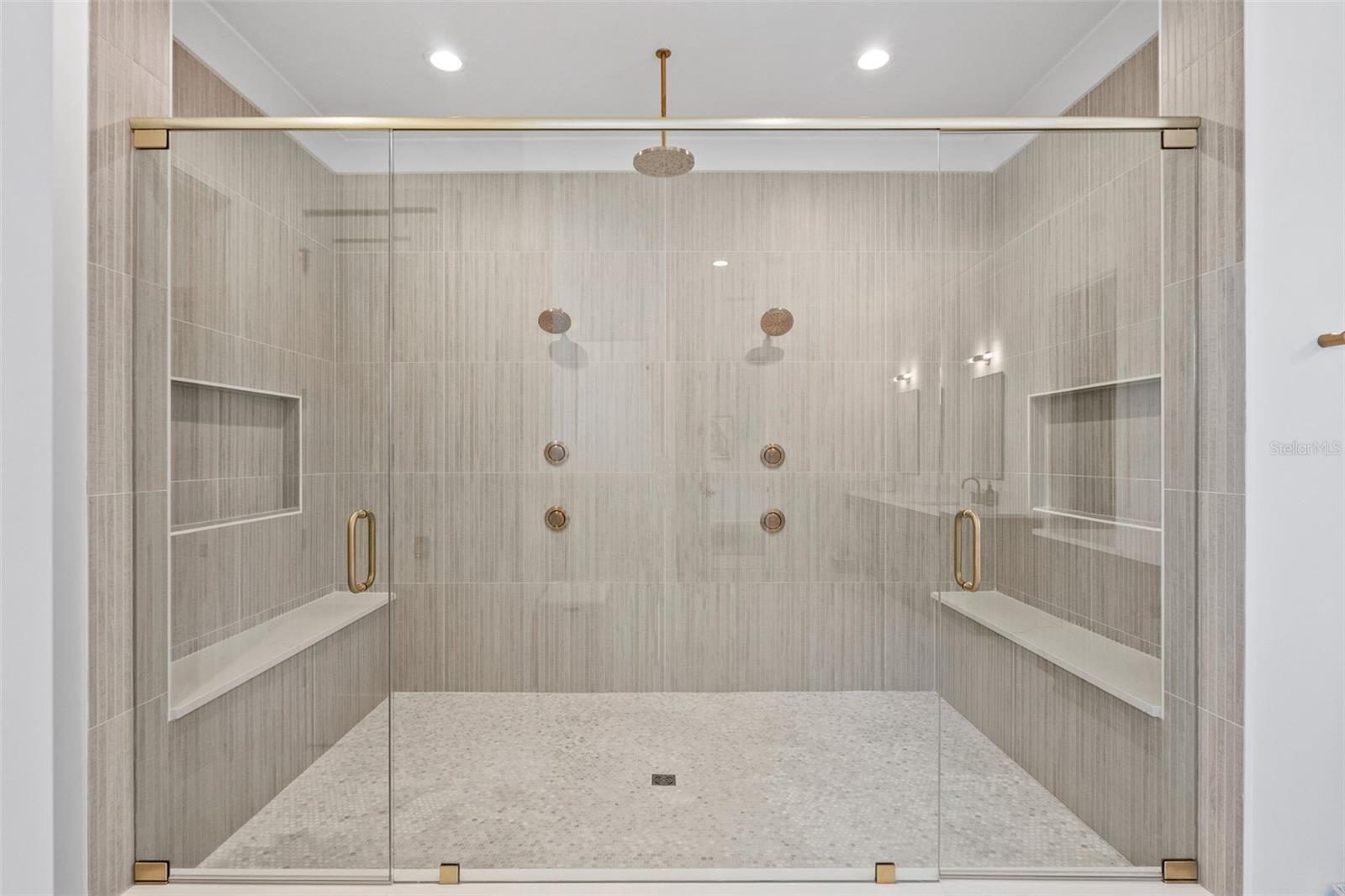 Listing photo id 51 for 615 Luzon Avenue