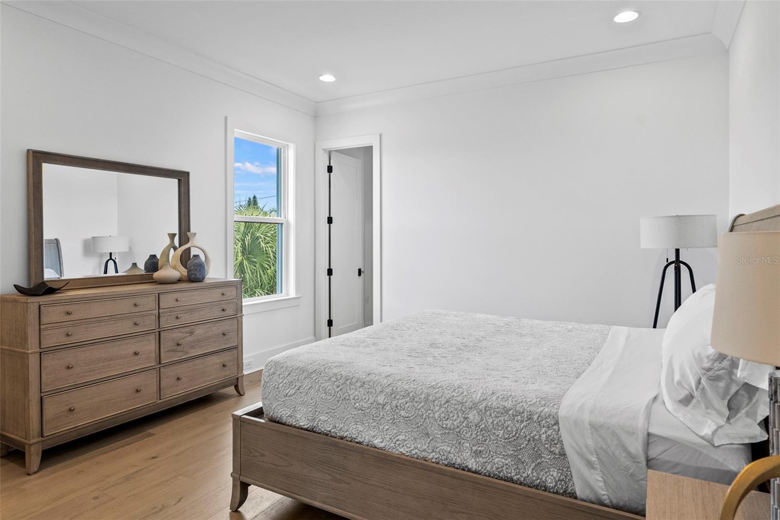 Listing photo id 56 for 615 Luzon Avenue