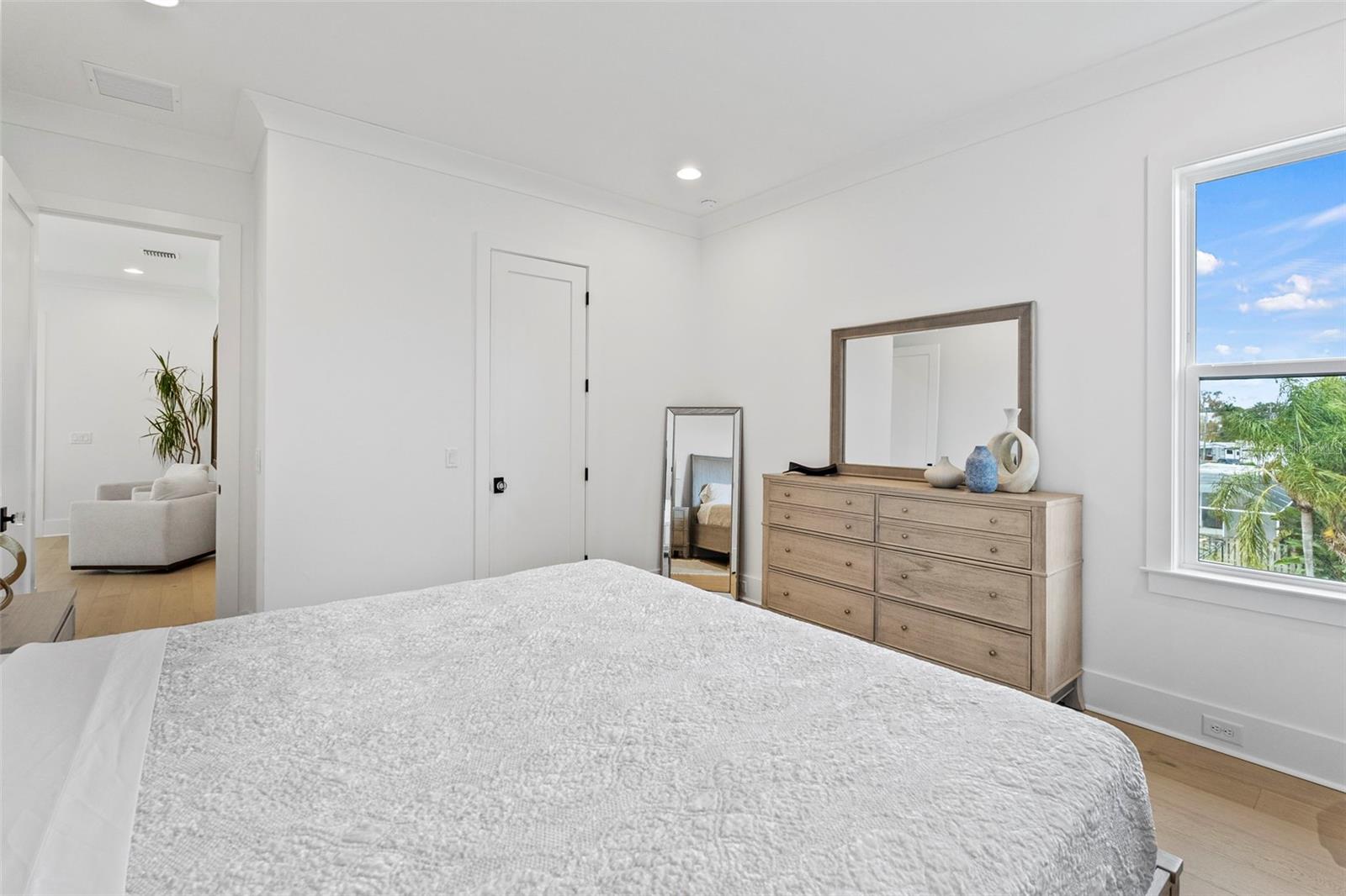 Listing photo id 57 for 615 Luzon Avenue