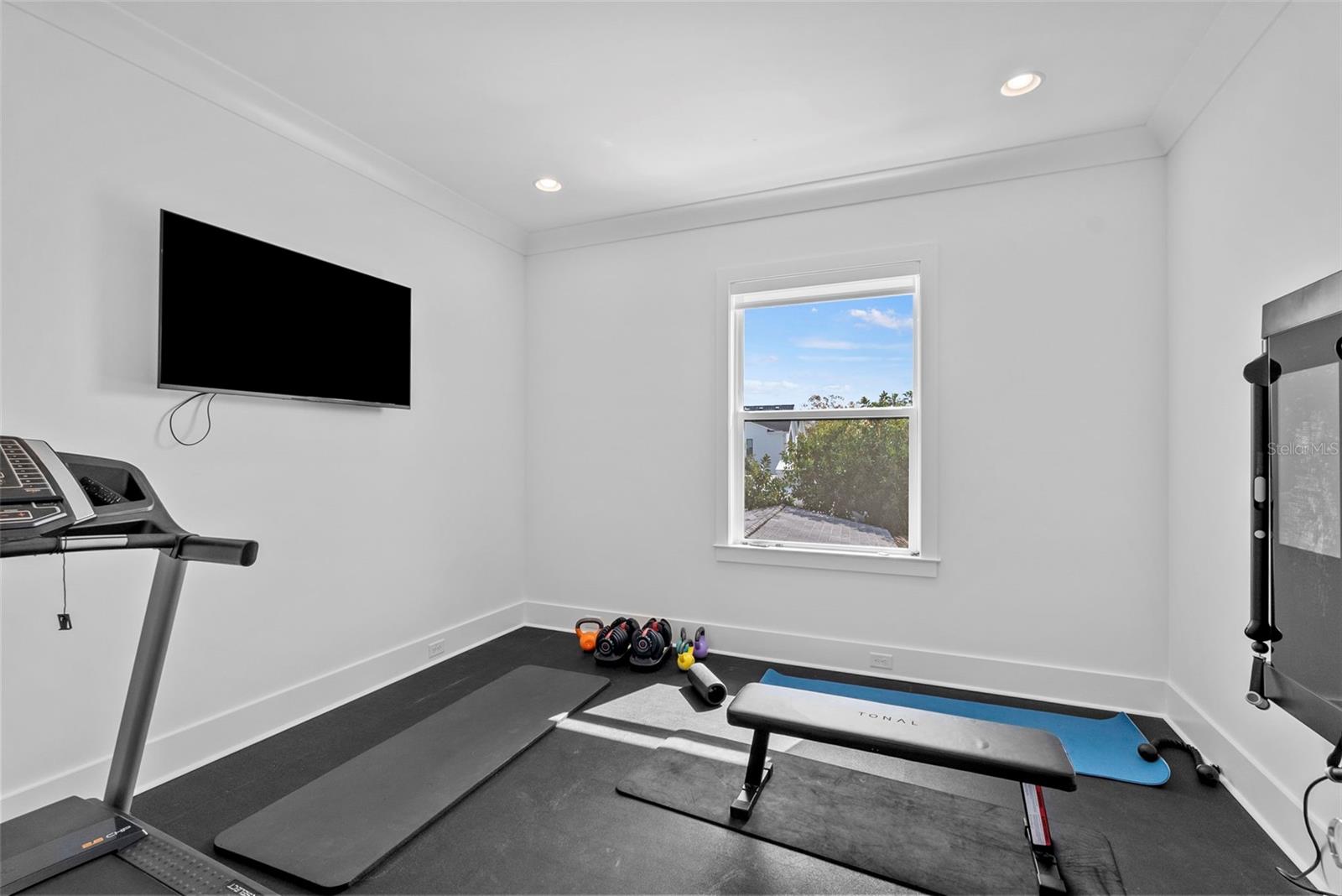 Listing photo id 65 for 615 Luzon Avenue