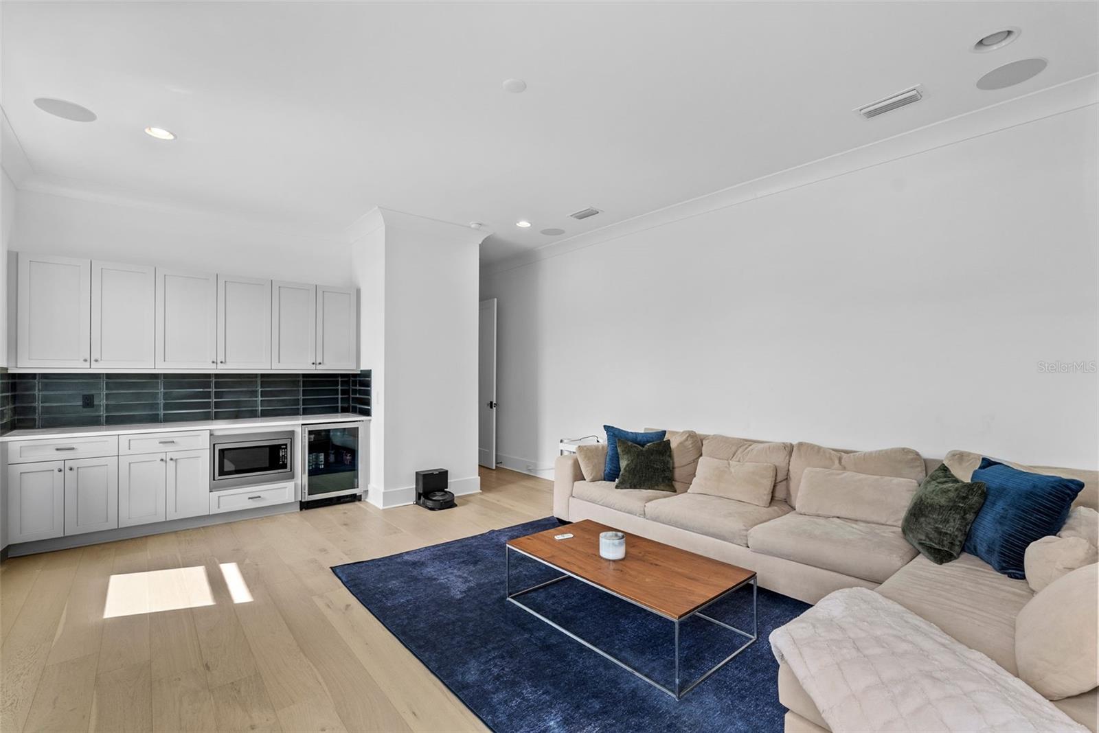 Listing photo id 68 for 615 Luzon Avenue