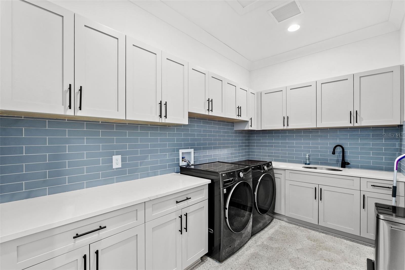 Listing photo id 69 for 615 Luzon Avenue