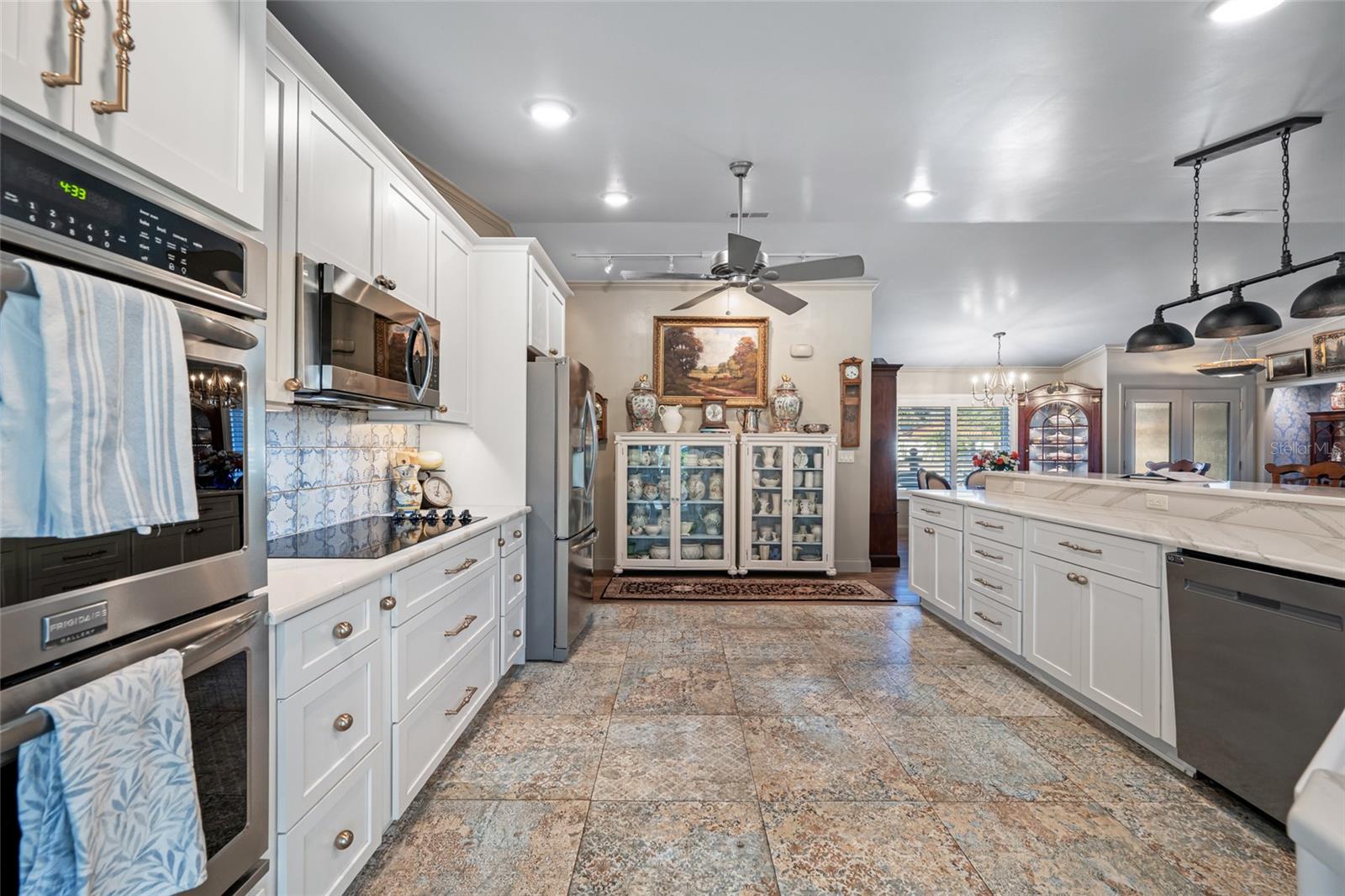 Listing photo id 9 for 2970 Tangerine Terrace