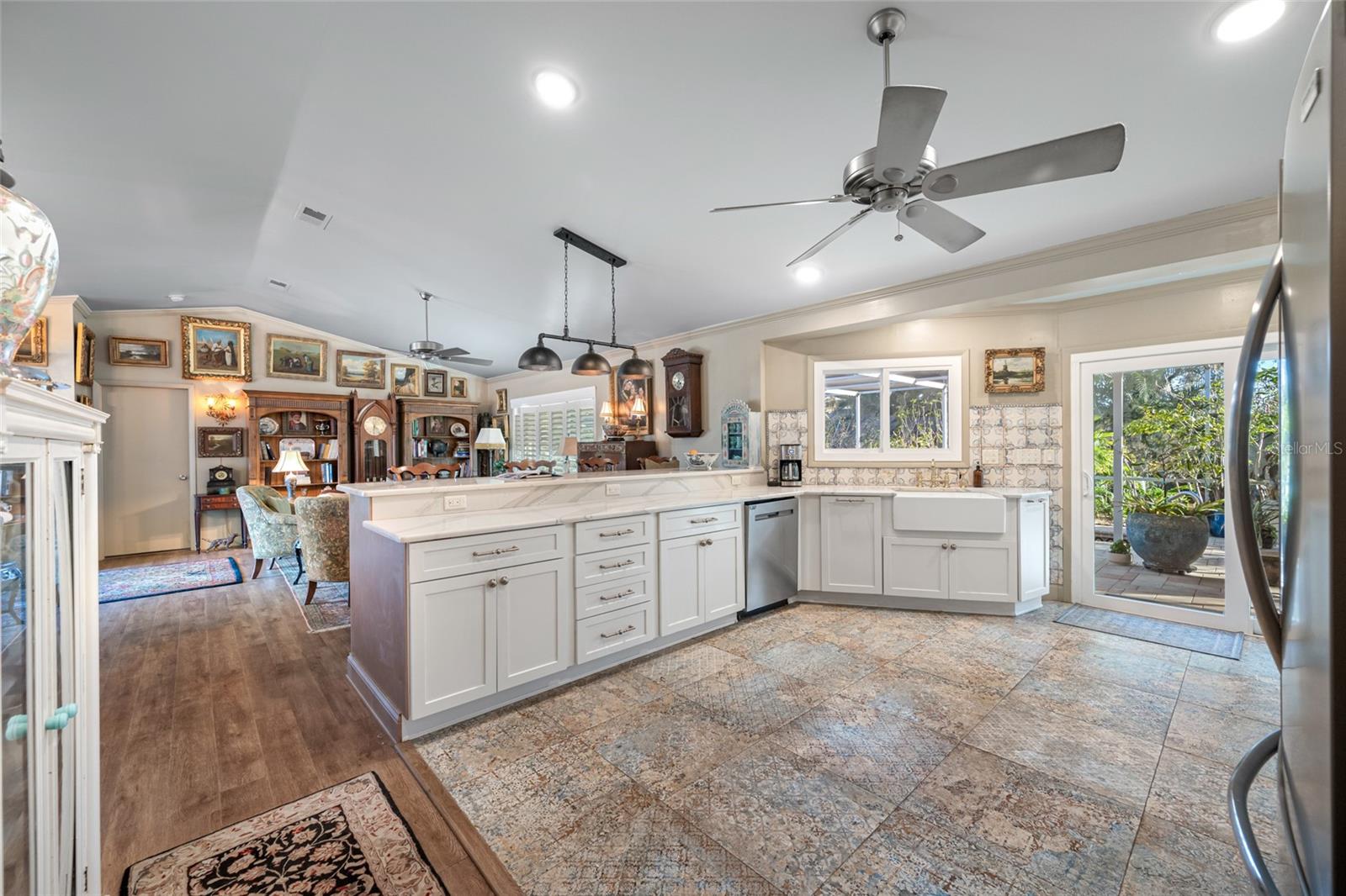 Listing photo id 4 for 2970 Tangerine Terrace