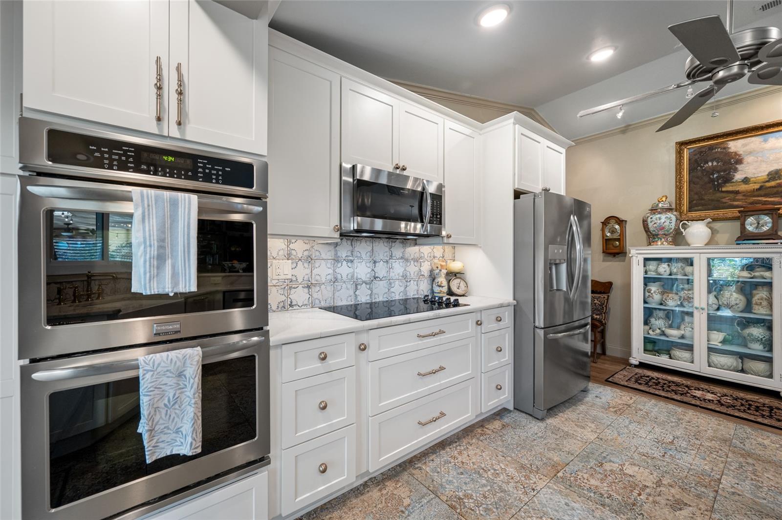 Listing photo id 6 for 2970 Tangerine Terrace