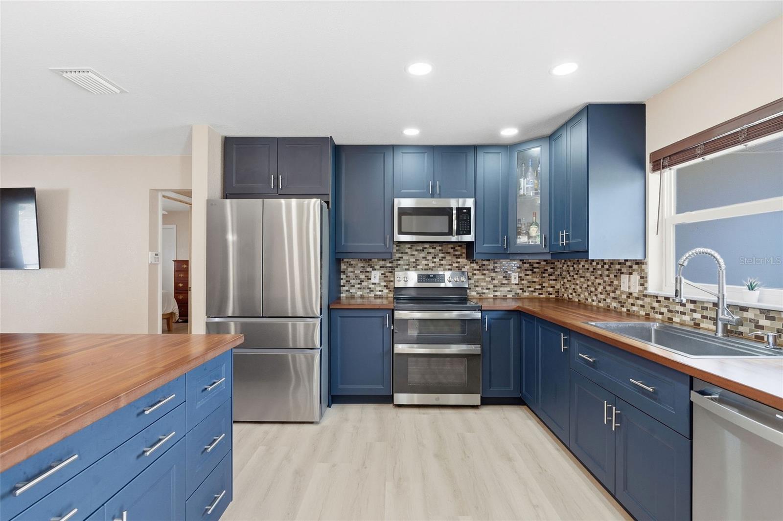 Image 6 of 27 For 7891 1st Street Ne