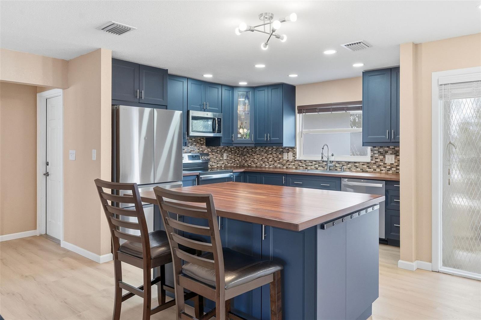 Image 7 of 27 For 7891 1st Street Ne