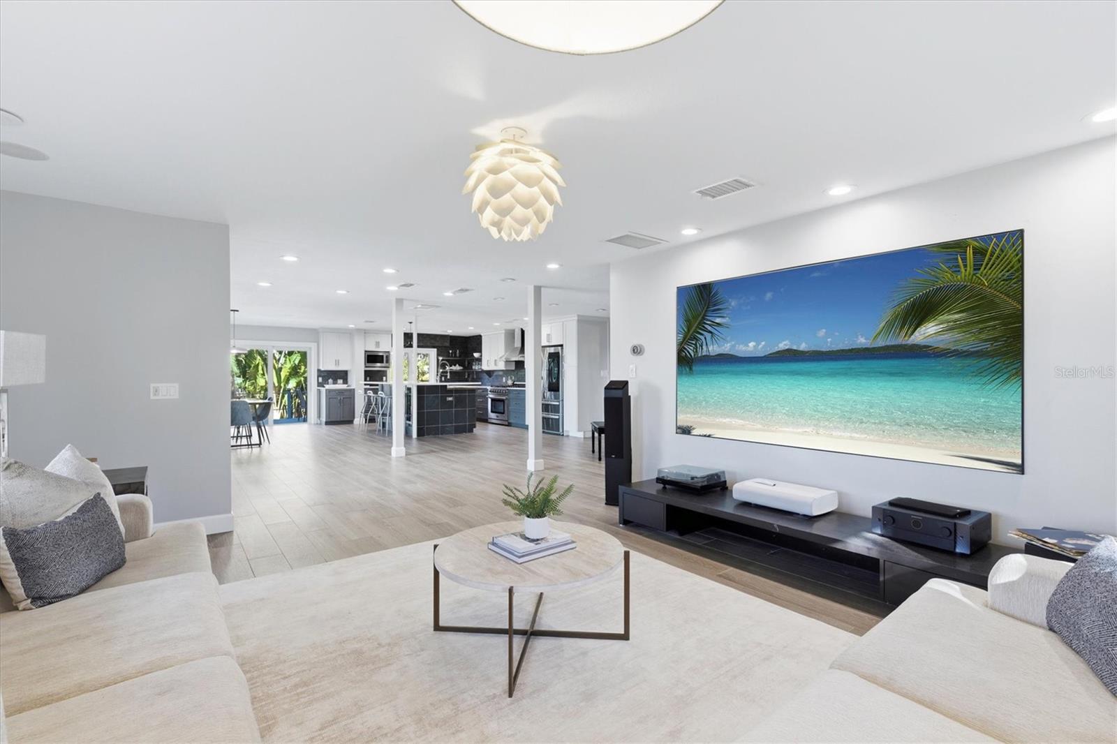 Image 10 of 69 For 670 Sunset Drive S