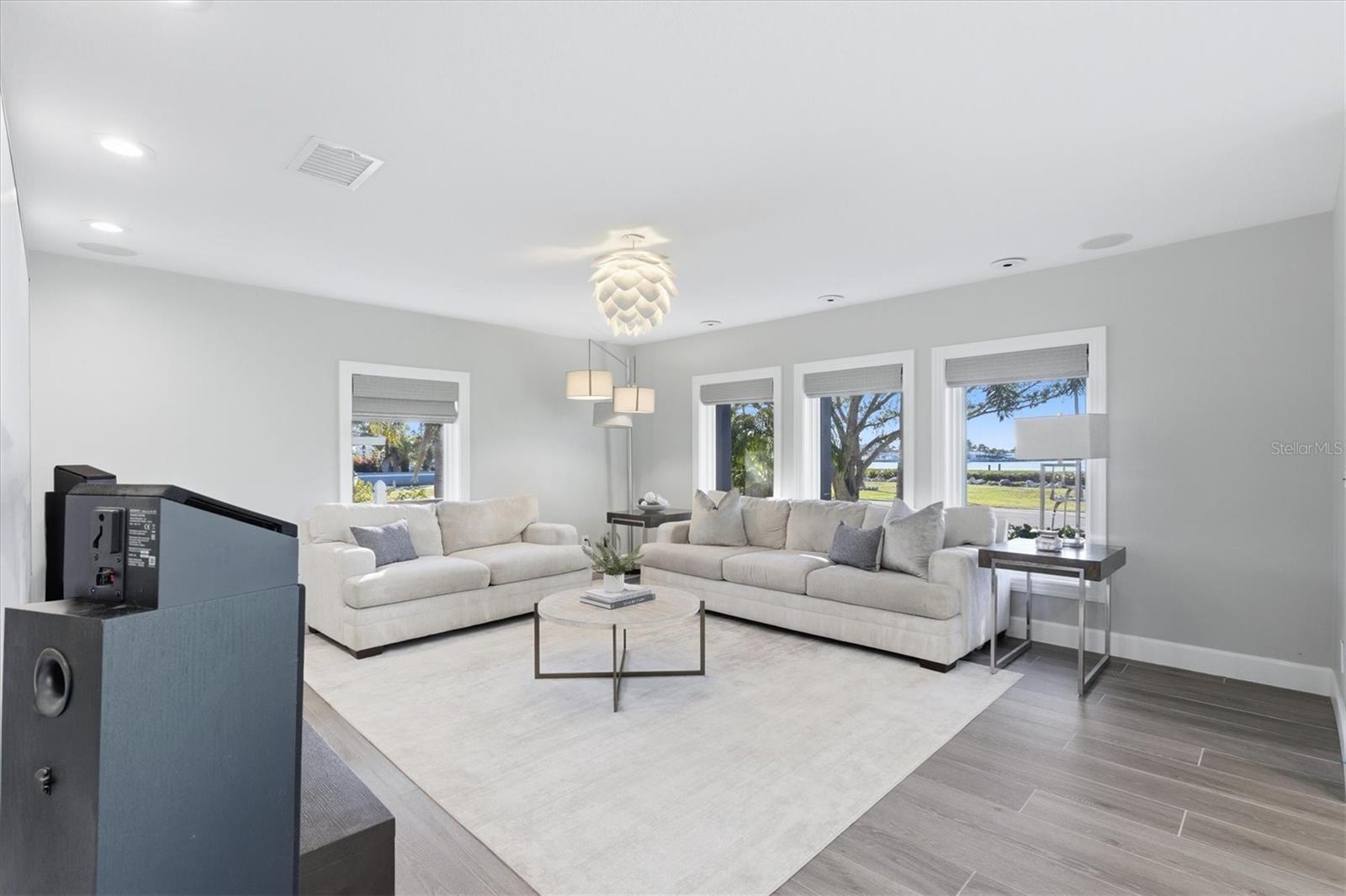 Image 11 of 69 For 670 Sunset Drive S