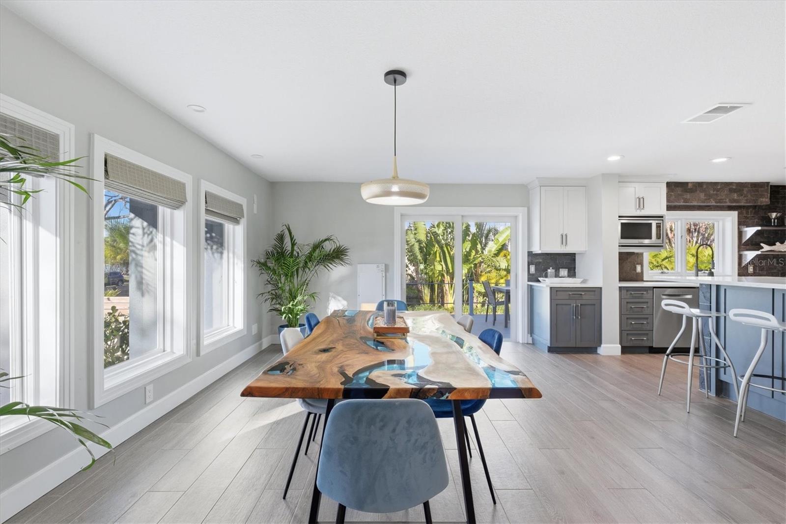 Image 14 of 69 For 670 Sunset Drive S