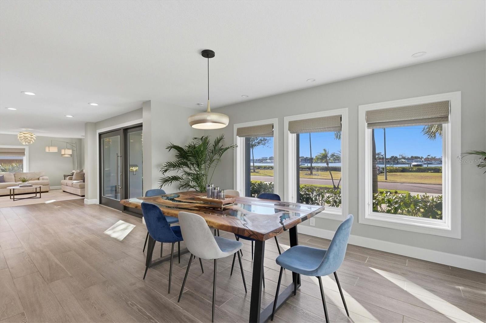 Image 16 of 69 For 670 Sunset Drive S