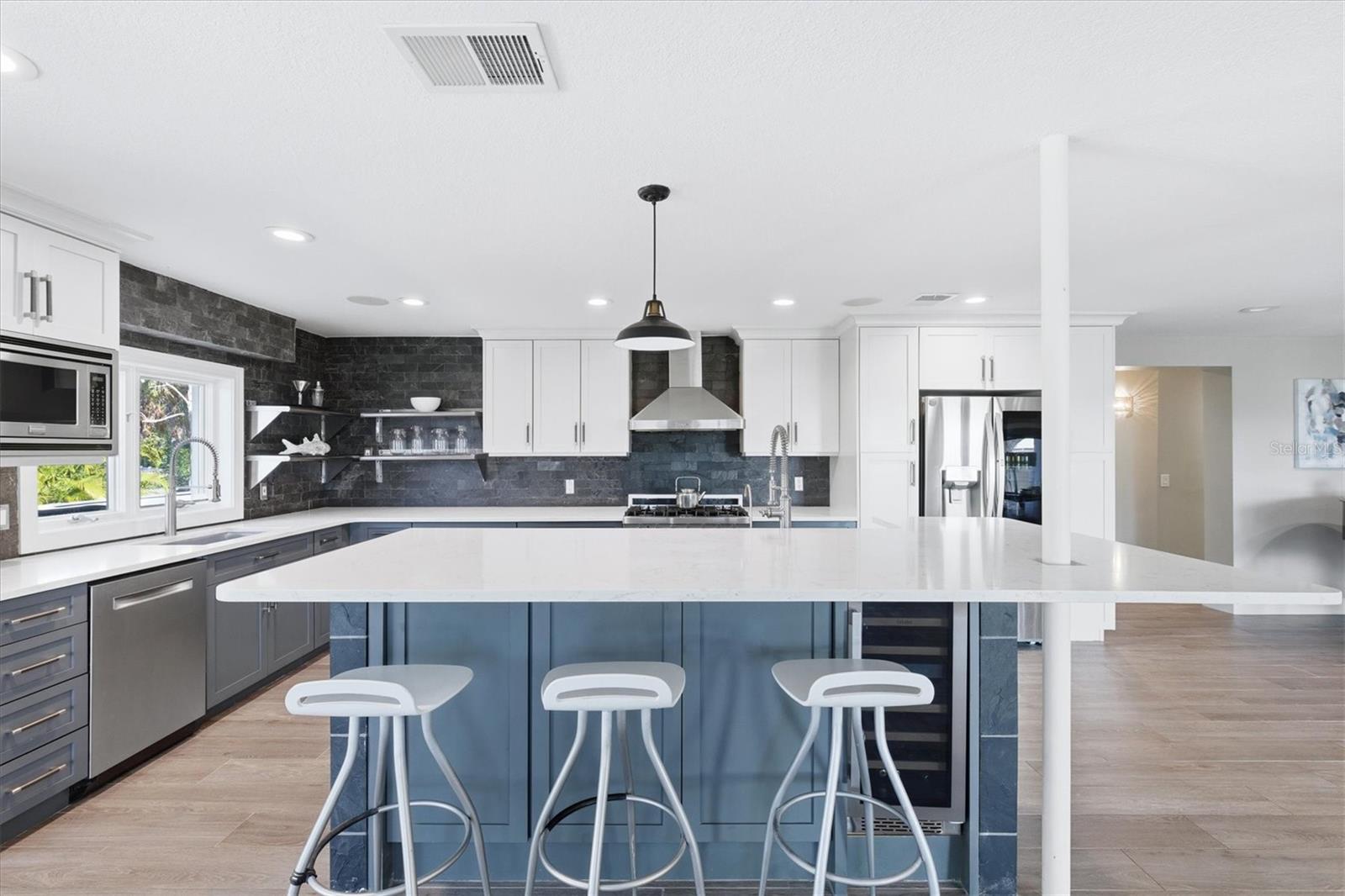 Image 17 of 69 For 670 Sunset Drive S