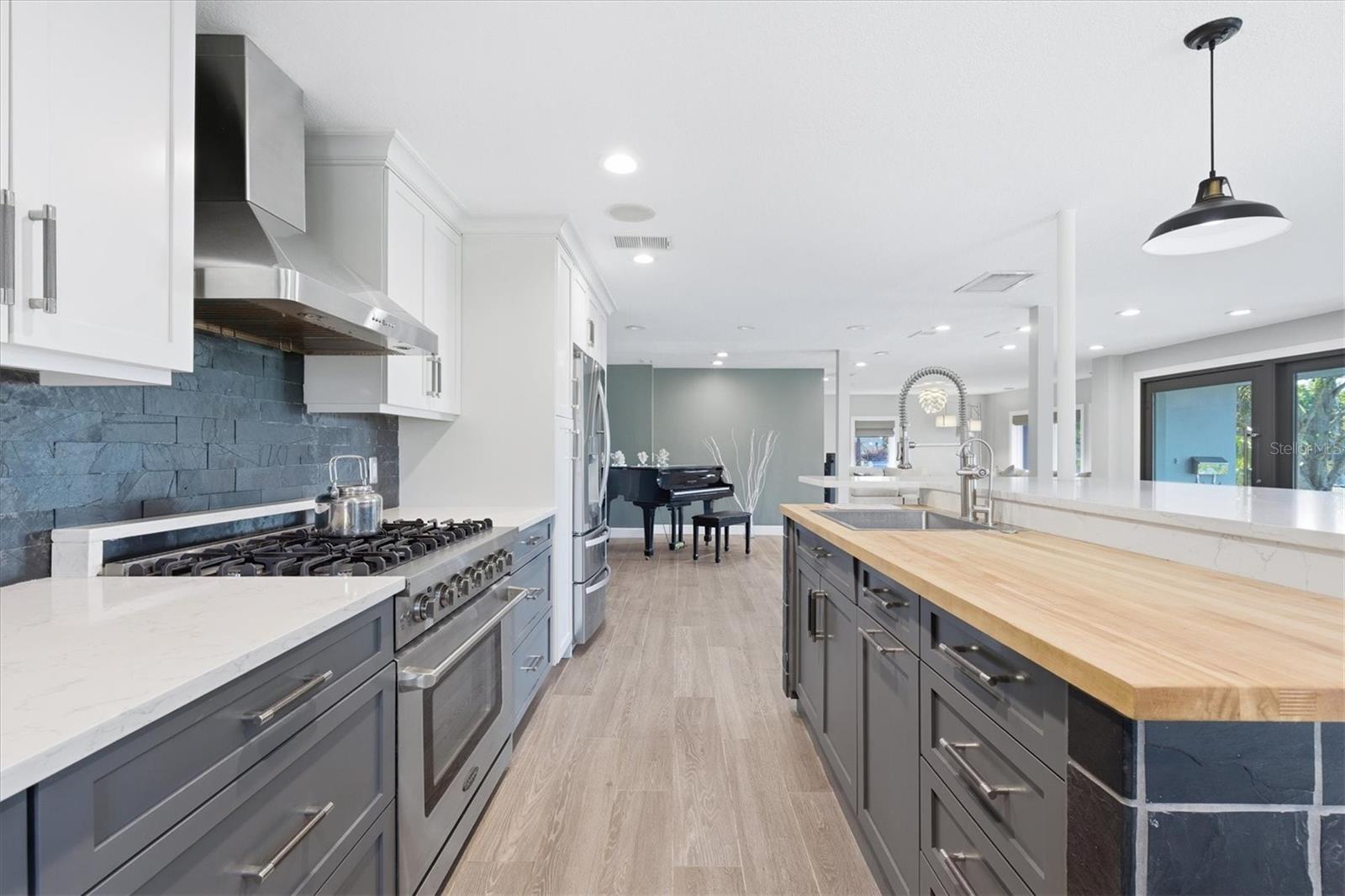 Image 18 of 69 For 670 Sunset Drive S