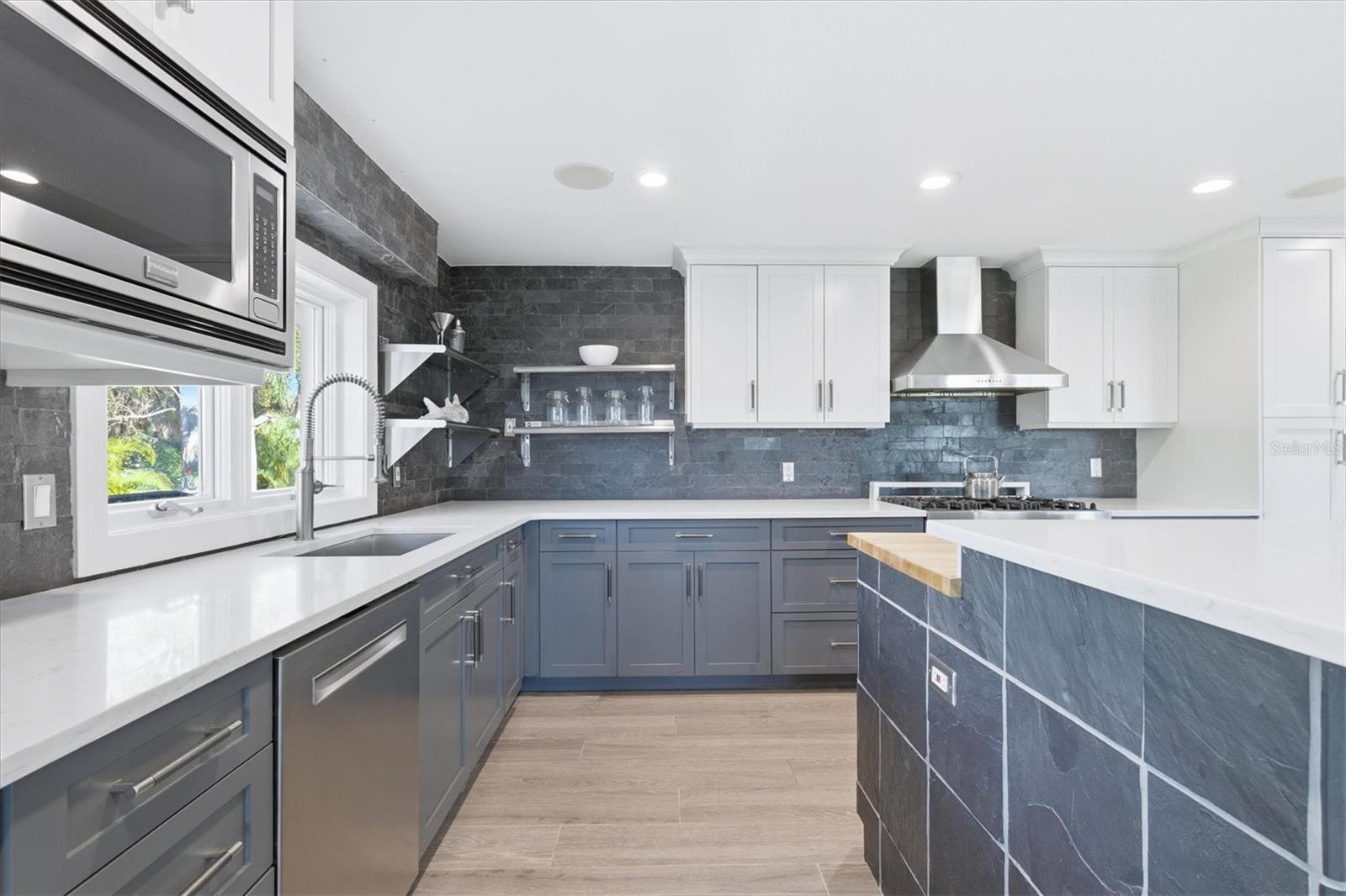 Image 19 of 69 For 670 Sunset Drive S