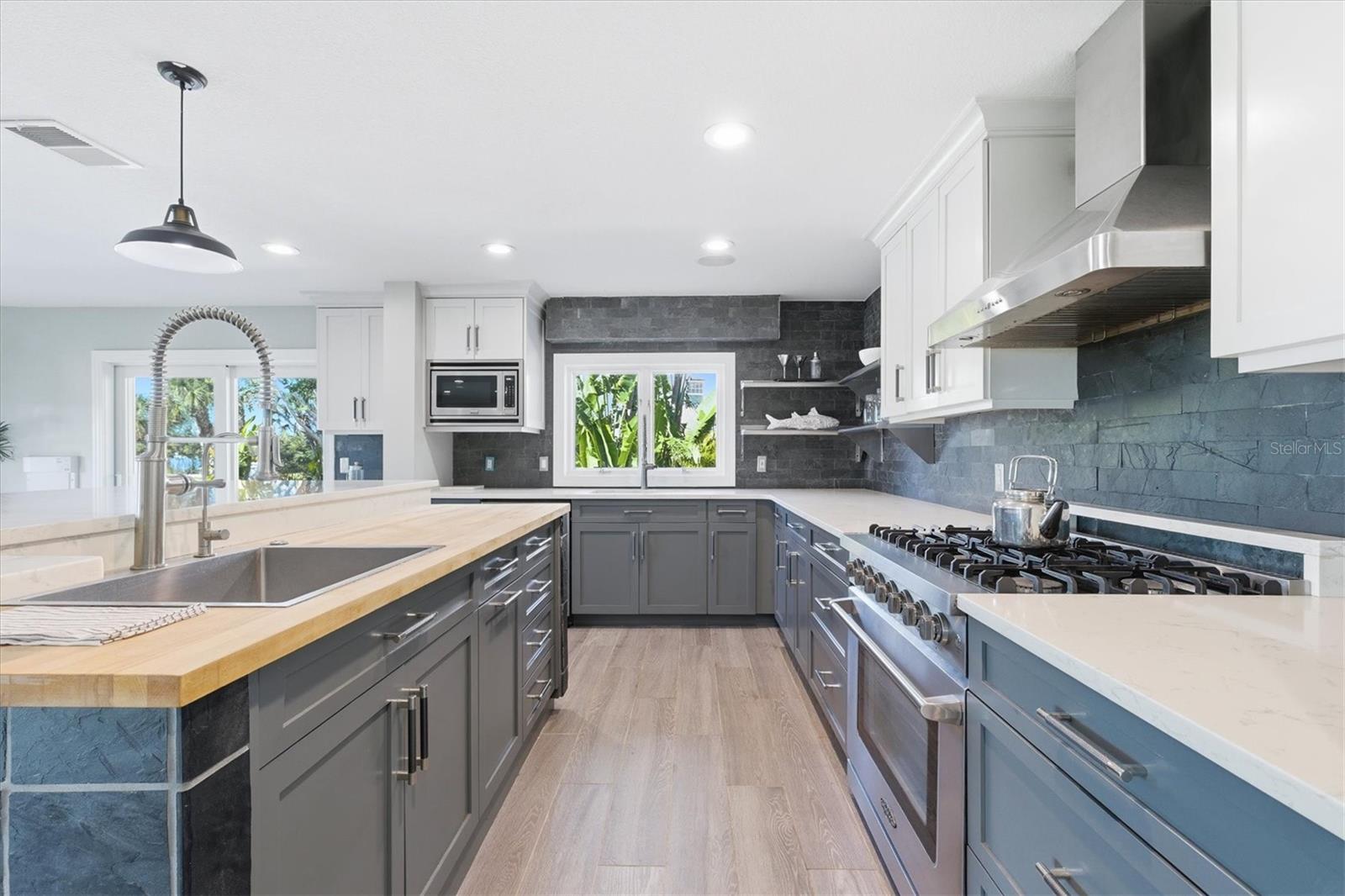 Image 20 of 69 For 670 Sunset Drive S