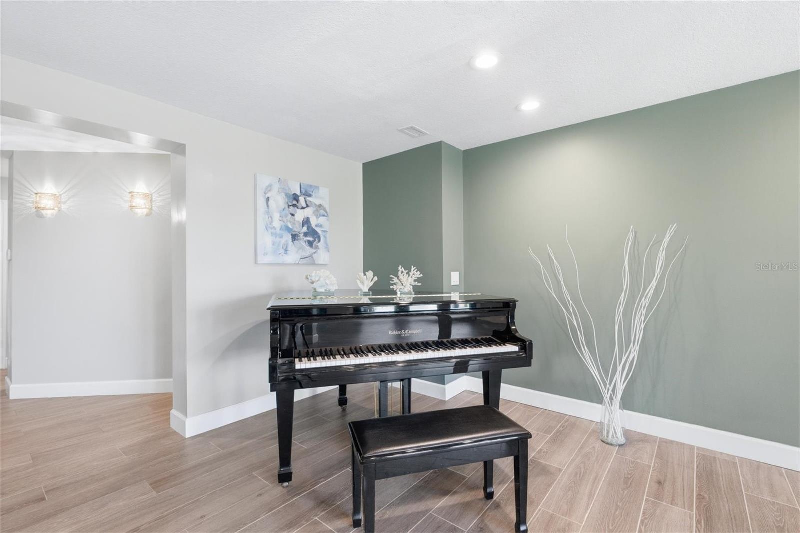 Image 22 of 69 For 670 Sunset Drive S