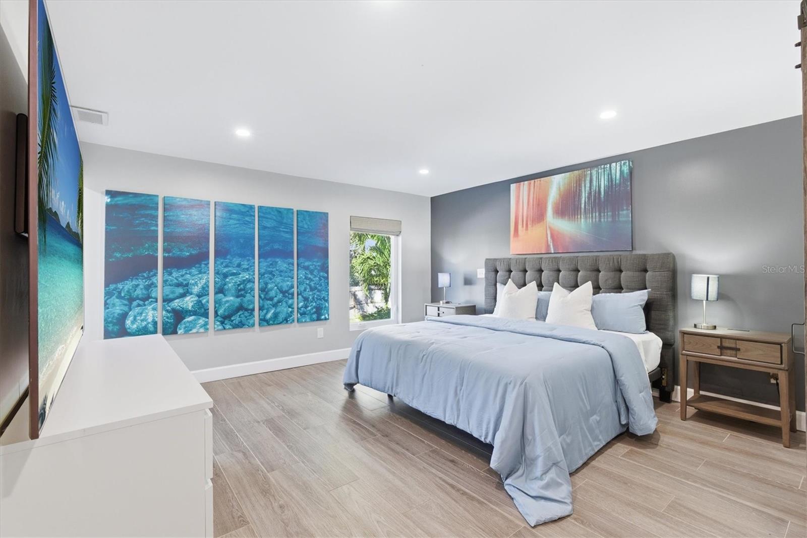 Image 23 of 69 For 670 Sunset Drive S