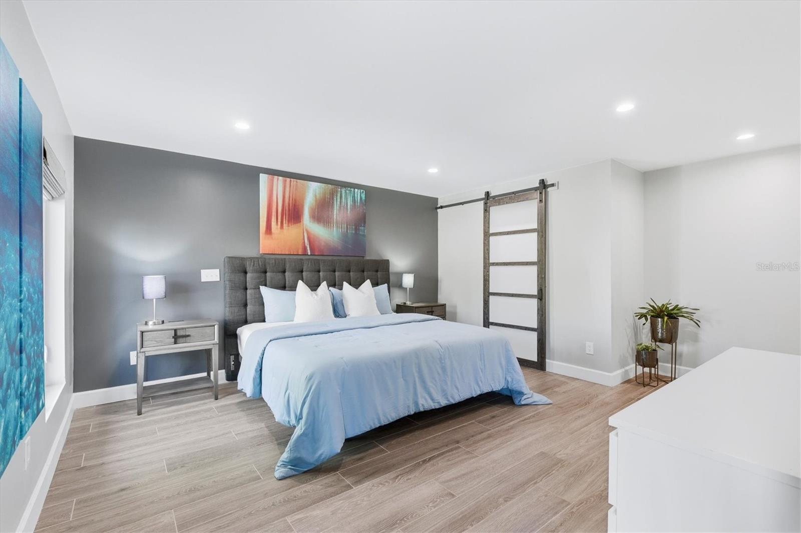 Image 24 of 69 For 670 Sunset Drive S