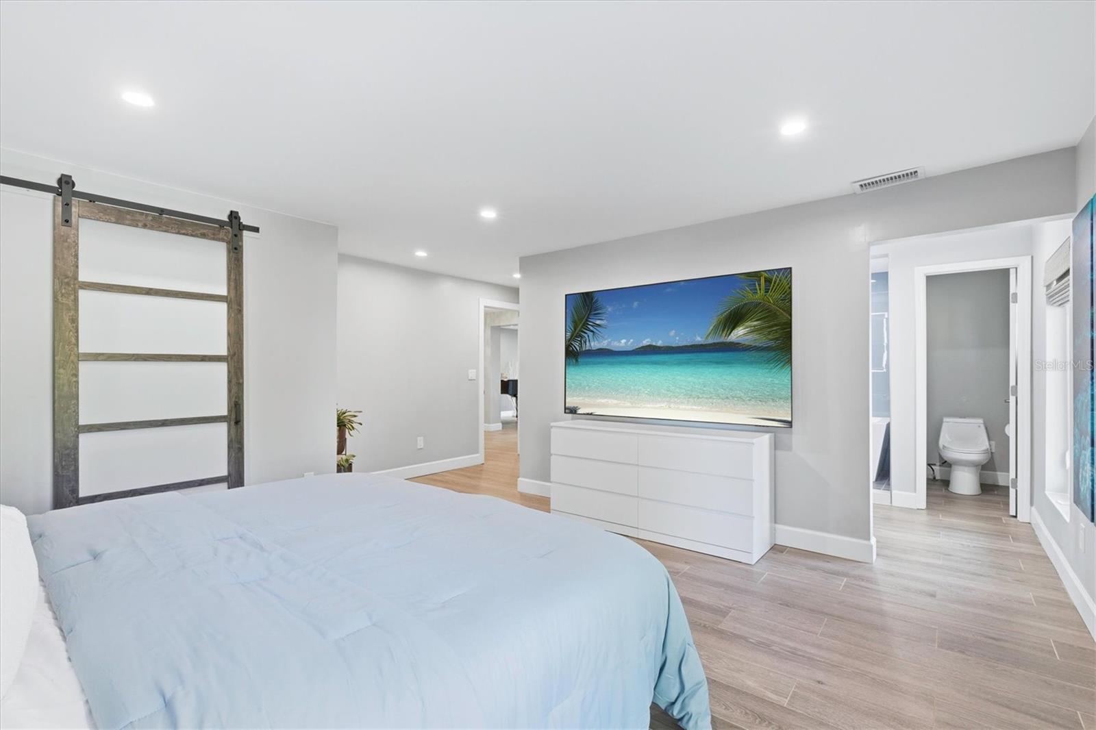 Image 25 of 69 For 670 Sunset Drive S