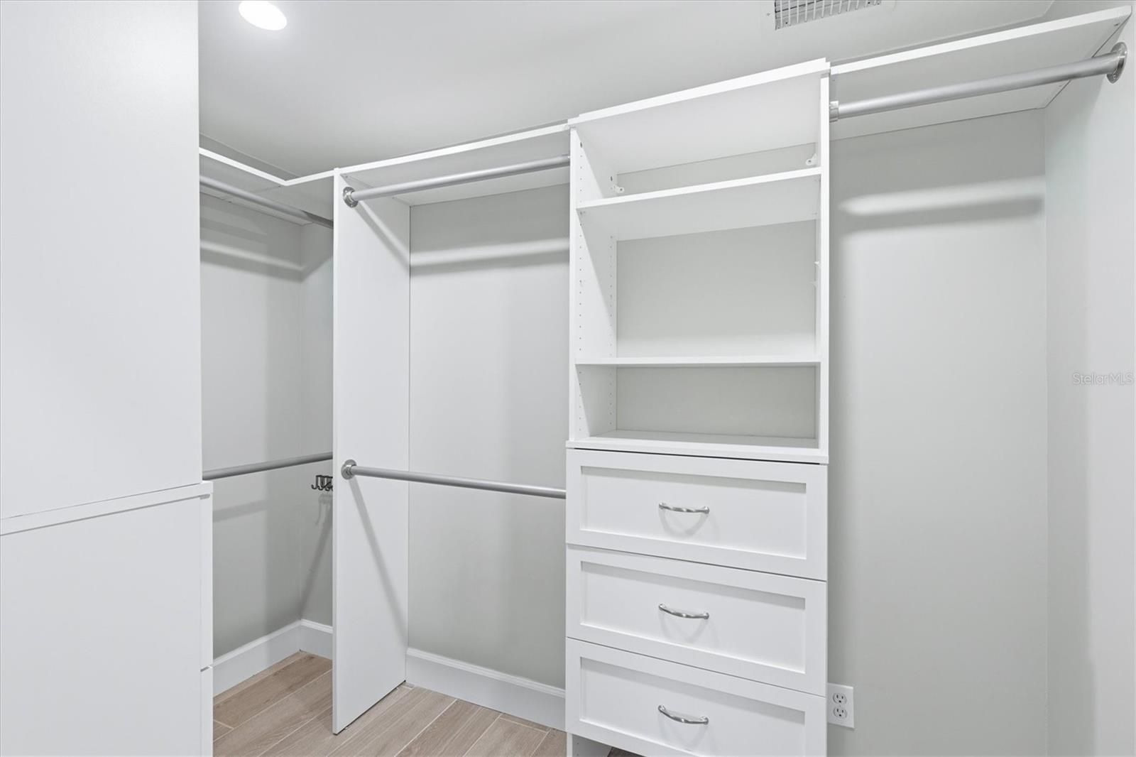 Image 27 of 69 For 670 Sunset Drive S