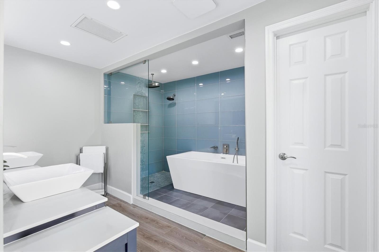 Image 29 of 69 For 670 Sunset Drive S