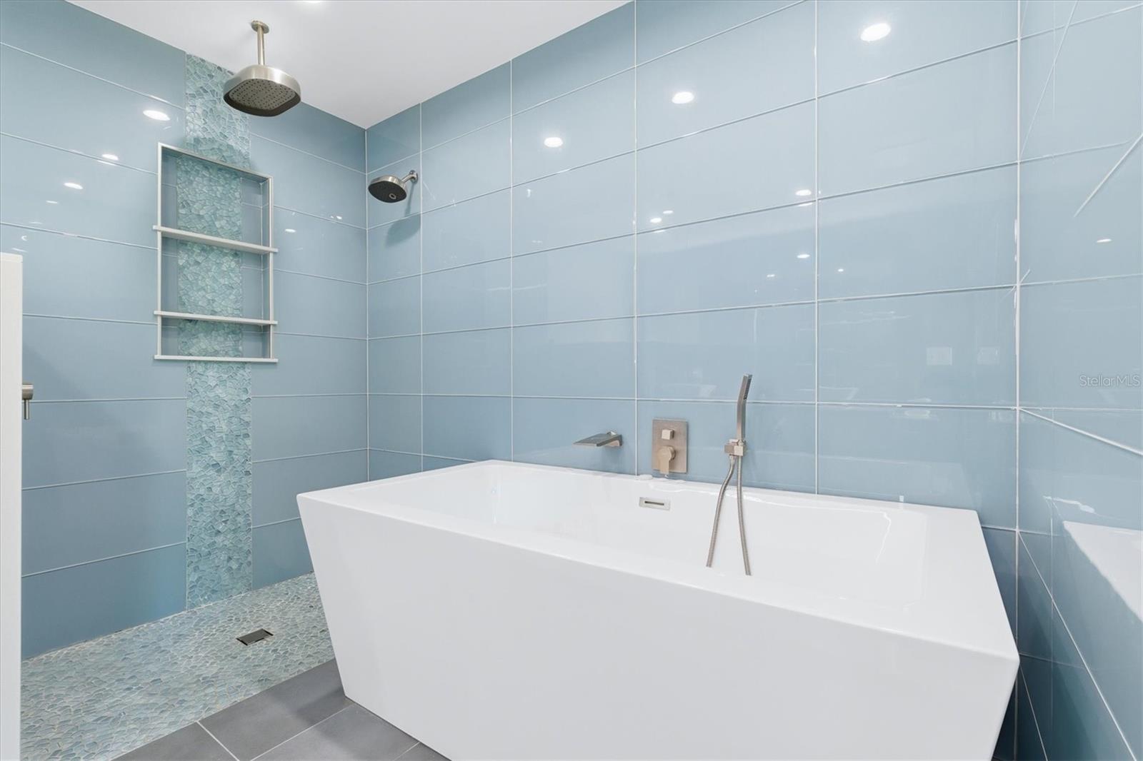 Image 30 of 69 For 670 Sunset Drive S