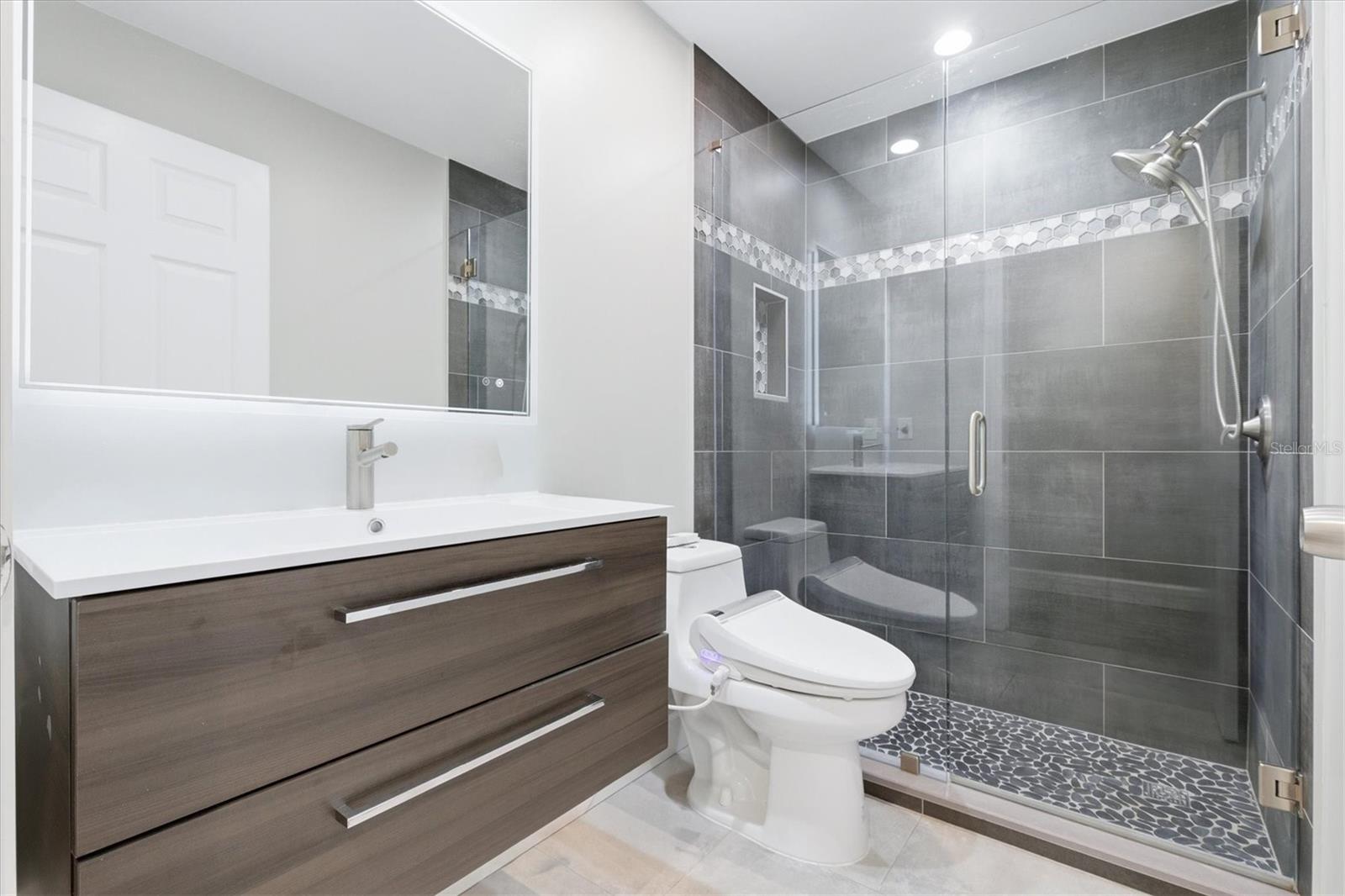 Image 34 of 69 For 670 Sunset Drive S