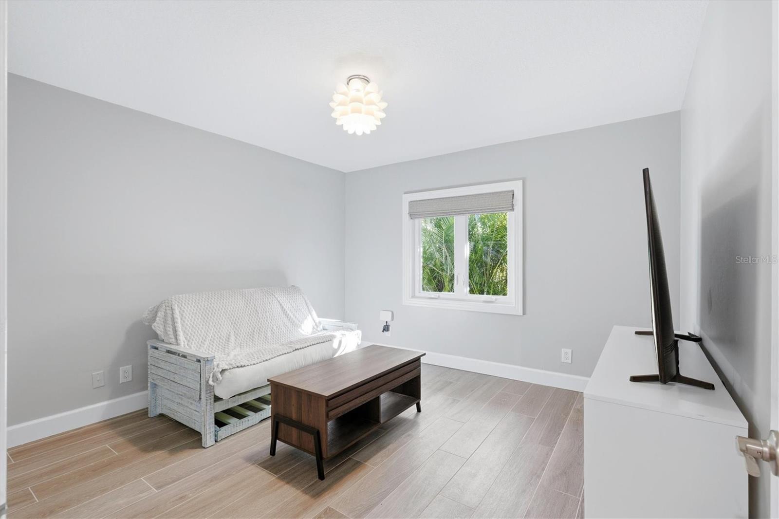 Image 35 of 69 For 670 Sunset Drive S