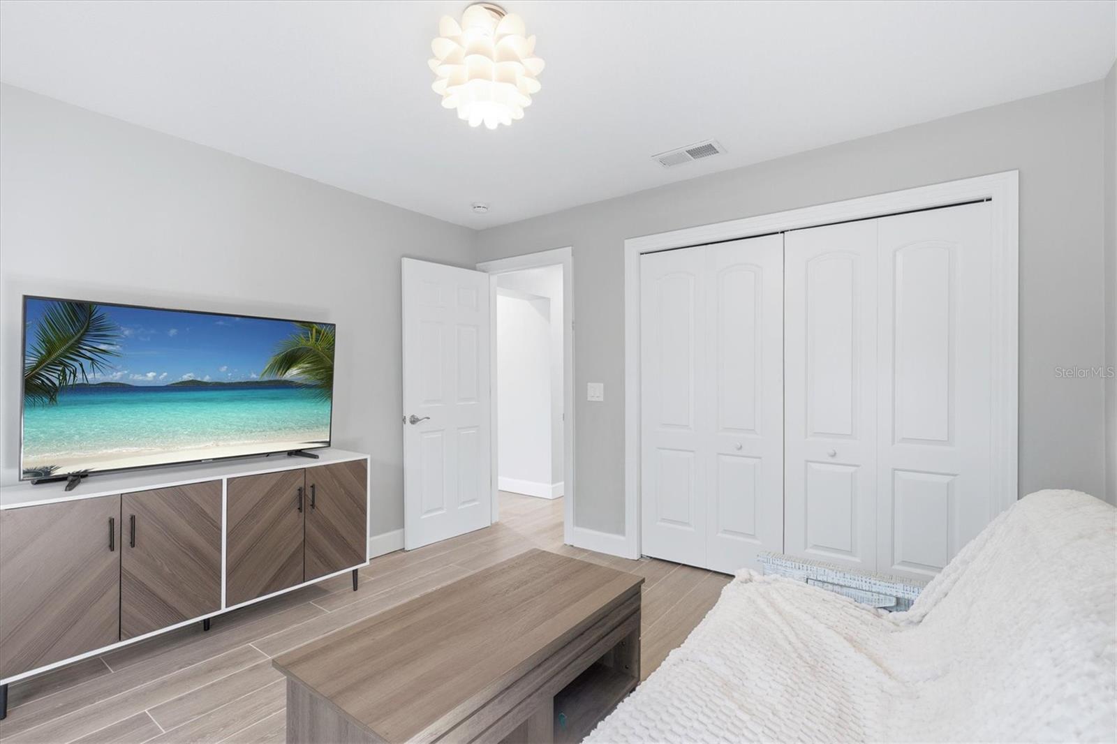 Image 36 of 69 For 670 Sunset Drive S