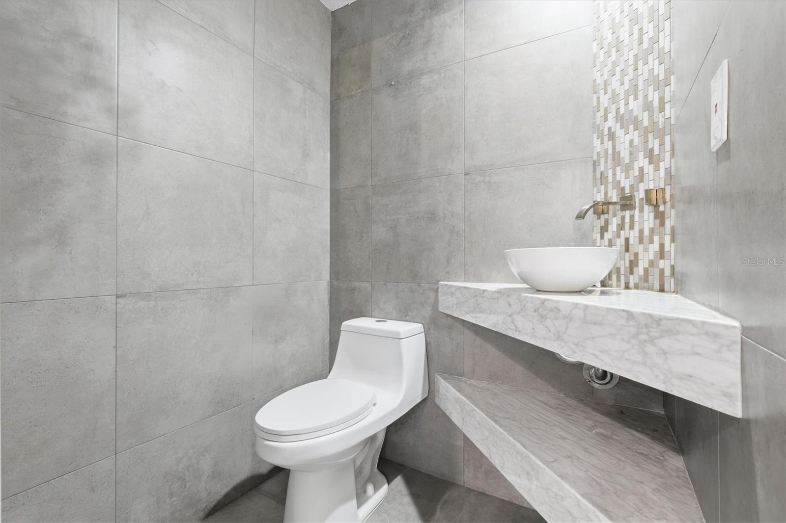 Image 37 of 69 For 670 Sunset Drive S