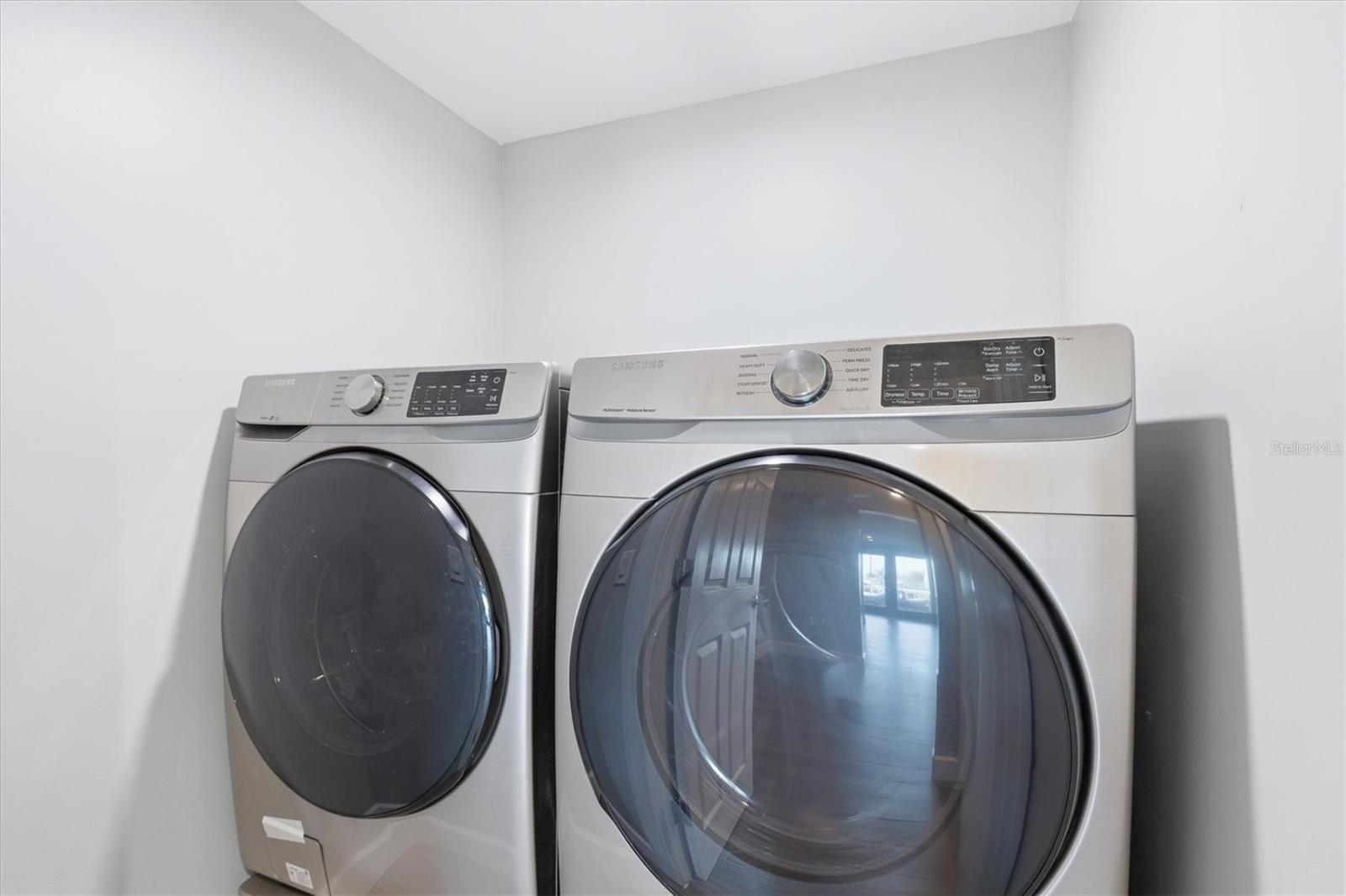 Image 38 of 69 For 670 Sunset Drive S