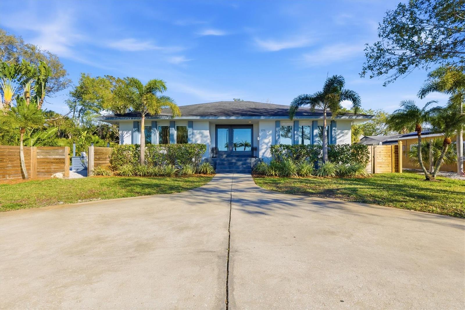 Image 4 of 69 For 670 Sunset Drive S