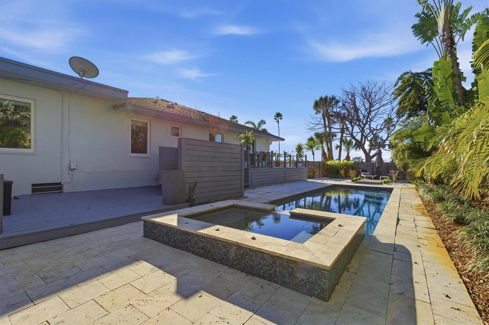 Image 40 of 69 For 670 Sunset Drive S