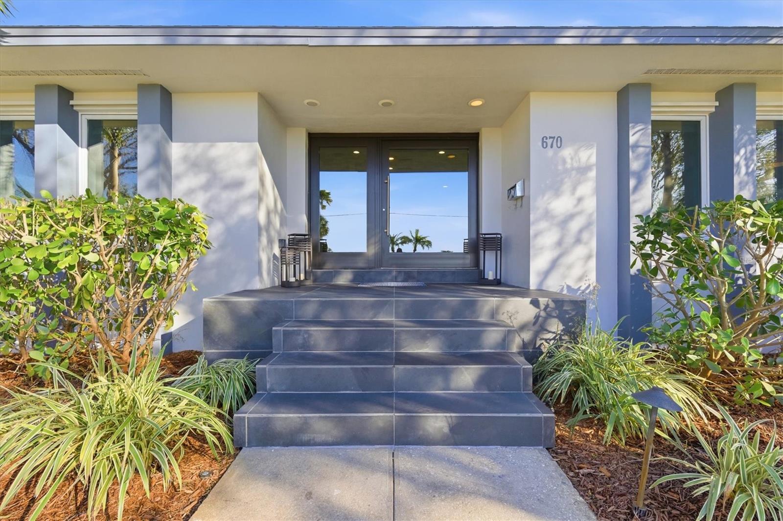 Image 5 of 69 For 670 Sunset Drive S