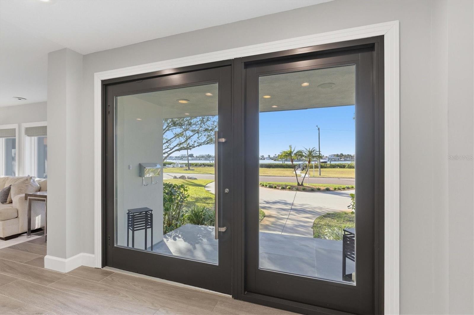 Image 7 of 69 For 670 Sunset Drive S