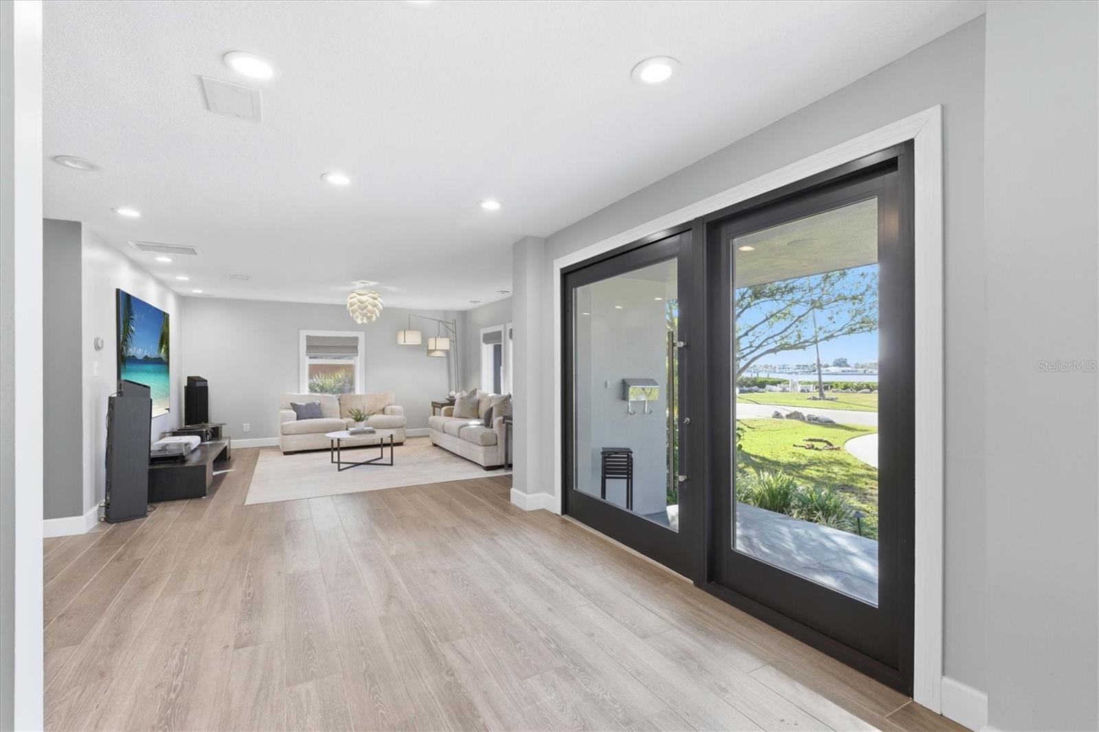 Image 8 of 69 For 670 Sunset Drive S