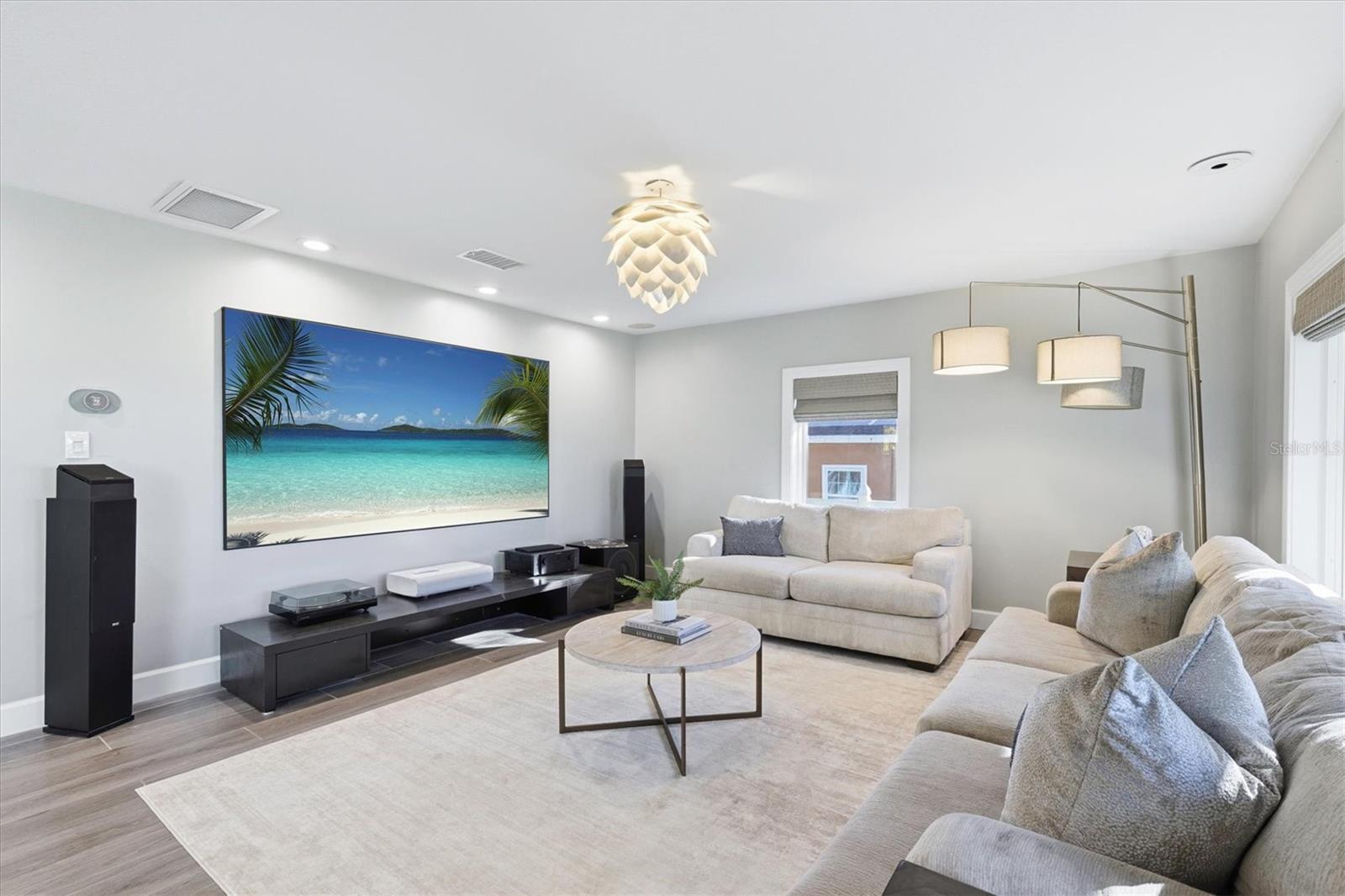 Image 9 of 69 For 670 Sunset Drive S