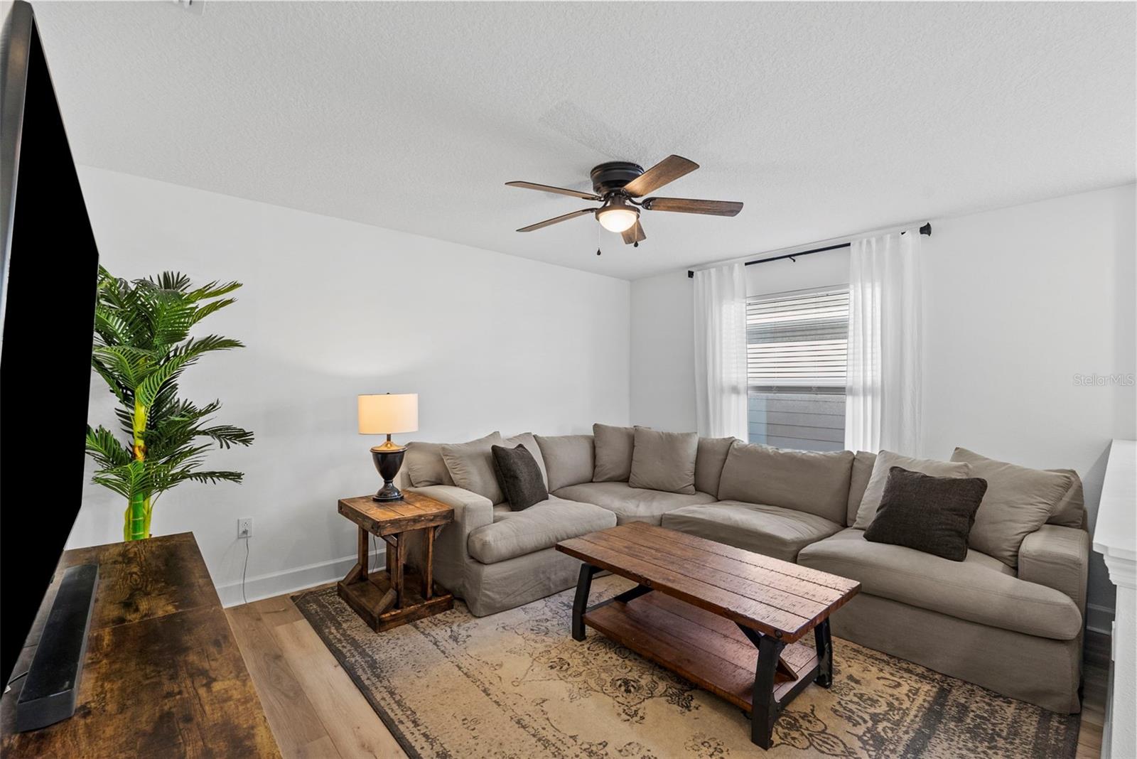 Listing photo id 14 for 6026 Jensen View Avenue