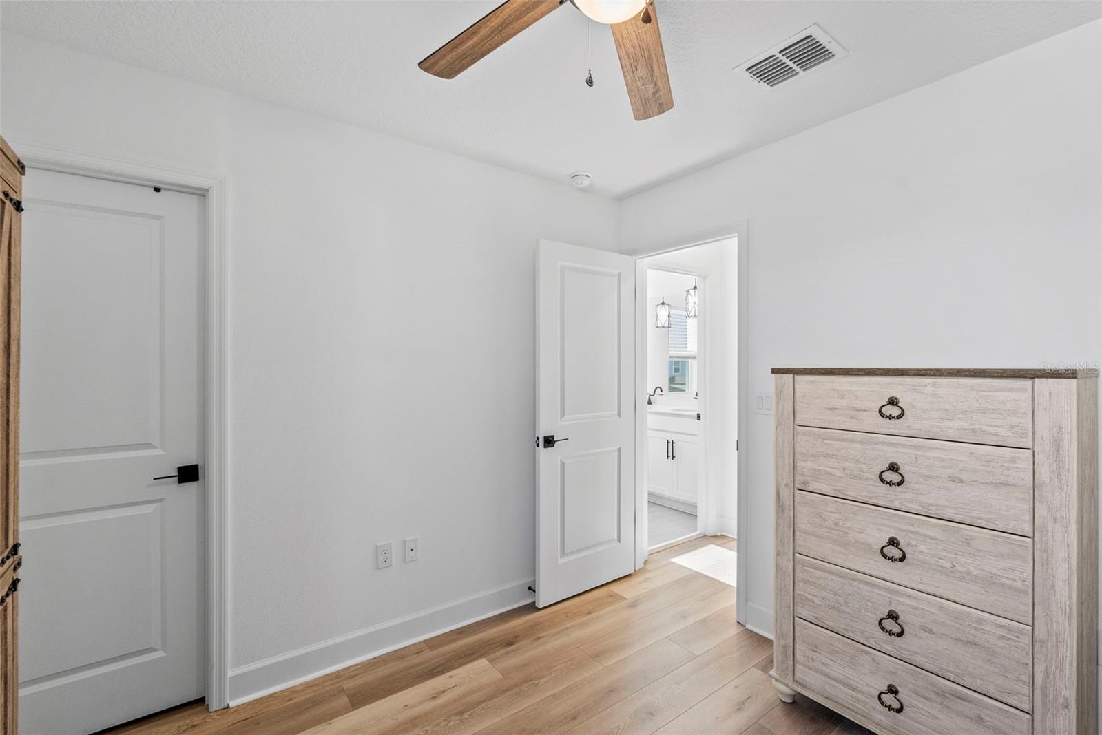 Listing photo id 22 for 6026 Jensen View Avenue