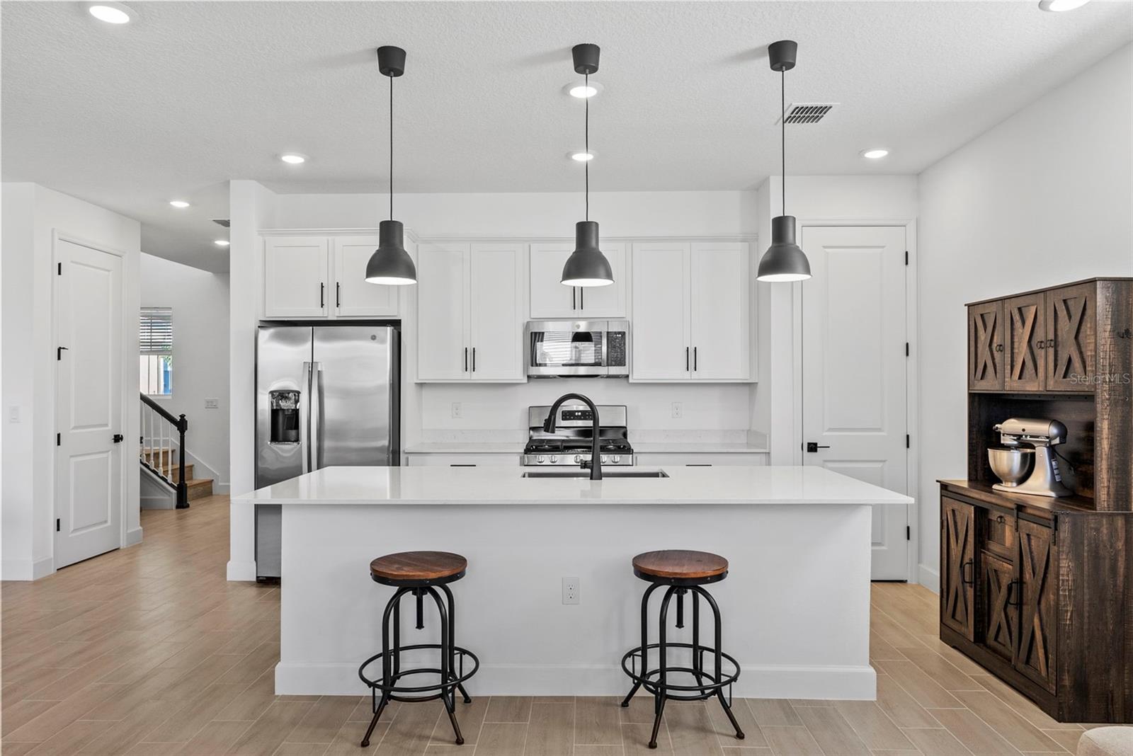 Listing photo id 5 for 6026 Jensen View Avenue