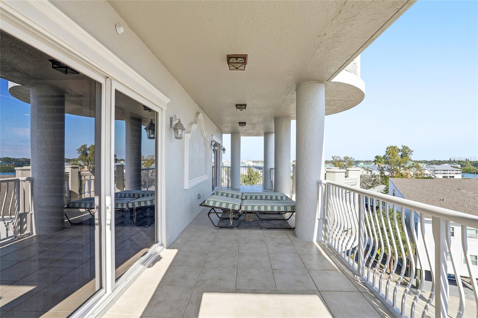 Image 72 of 82 For 19730 Gulf Boulevard 4