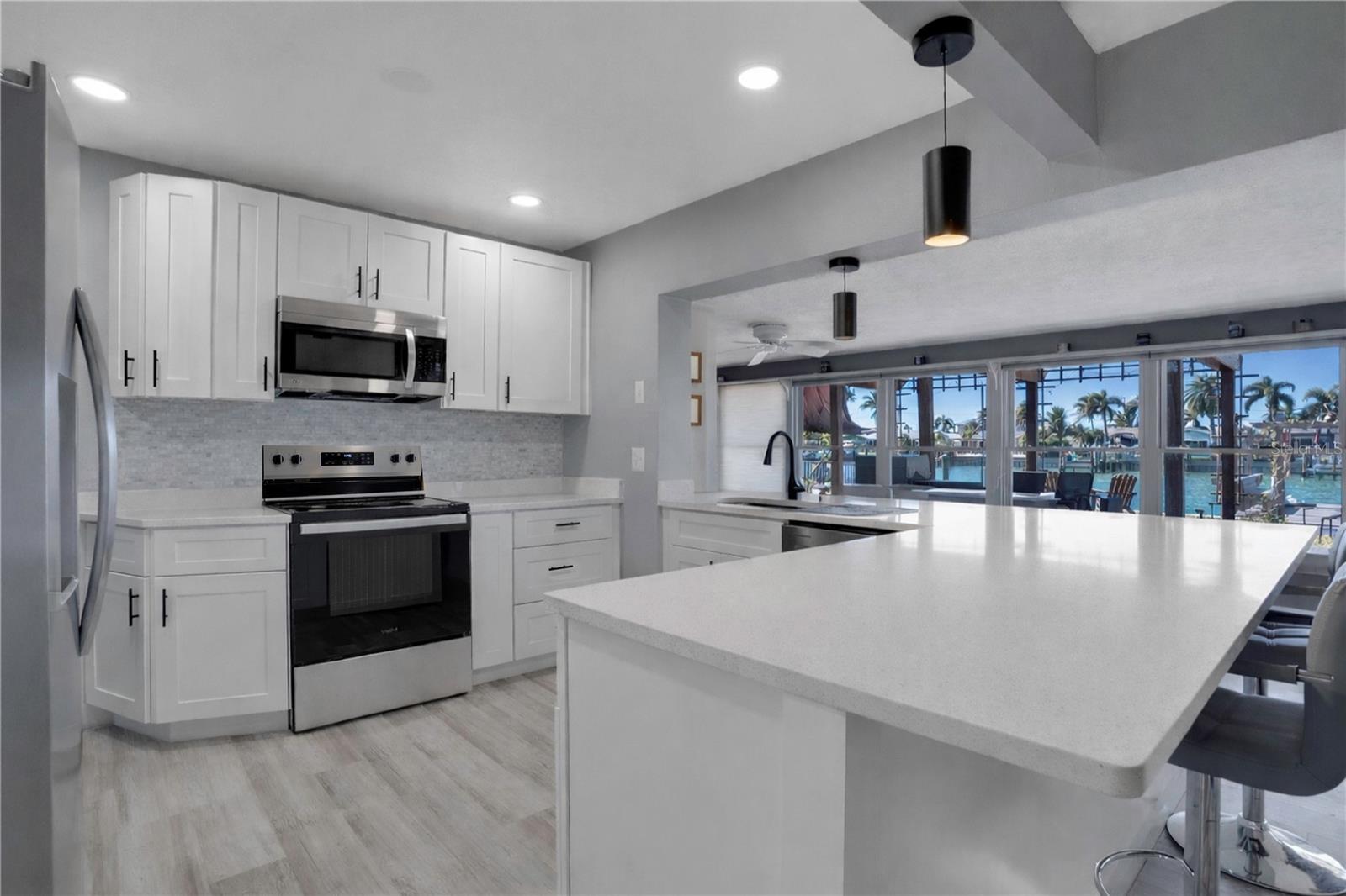 Listing photo id 3 for 11800 6th Street E