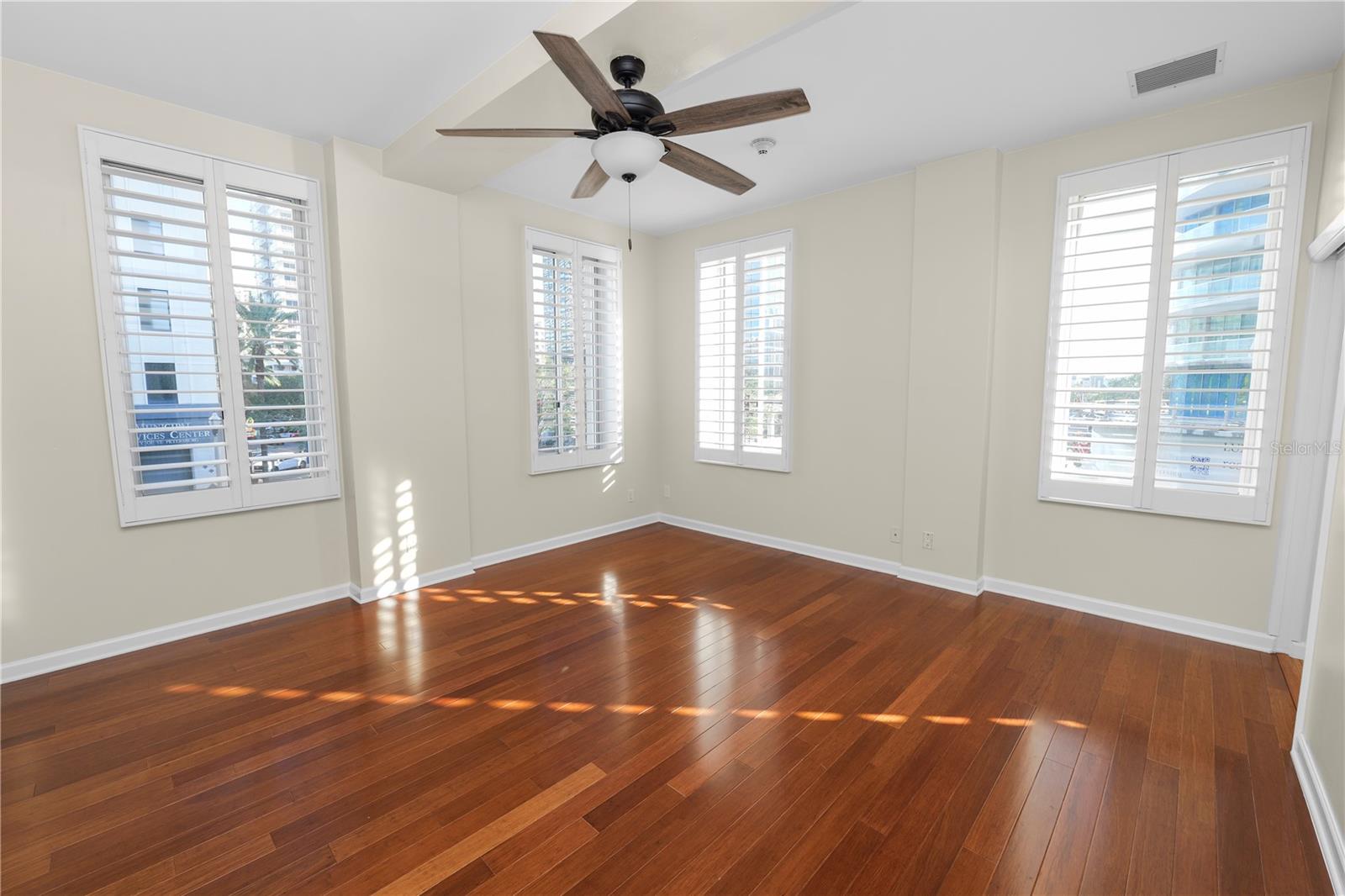 Listing photo id 12 for 405 Central Ave  210