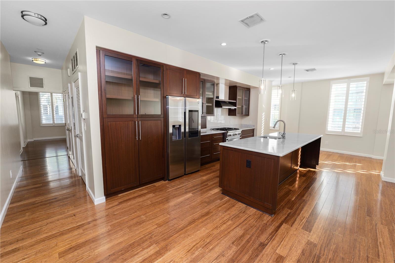 Listing photo id 16 for 405 Central Ave  210