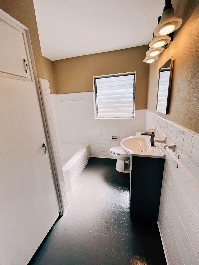 Image 16 of 18 For 318 Carey Place