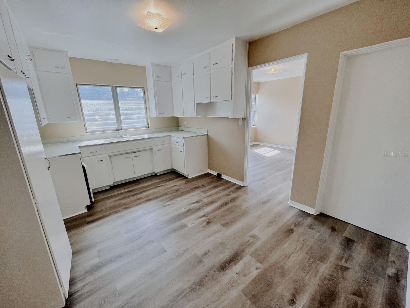 Image 4 of 18 For 318 Carey Place