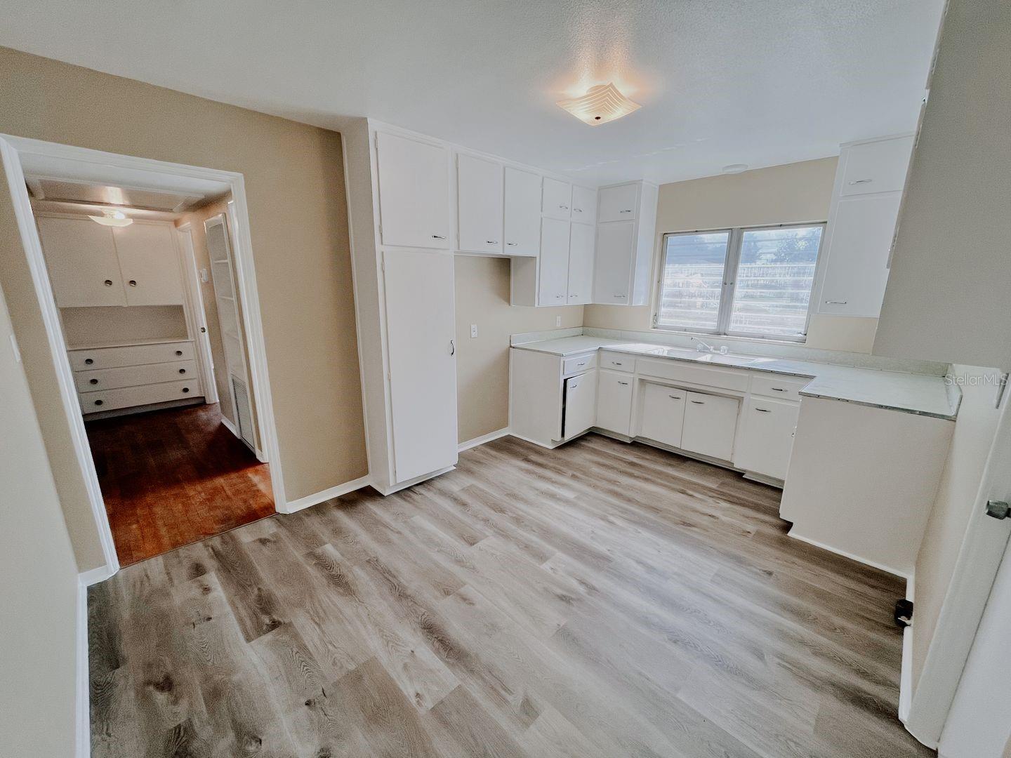 Image 5 of 18 For 318 Carey Place